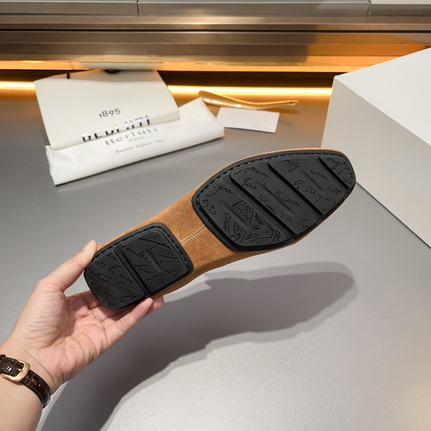 Berluti/Bruti Eden Scritto gráfico de cuero penny loafers modelos de los hombres slip-on, hecha de c