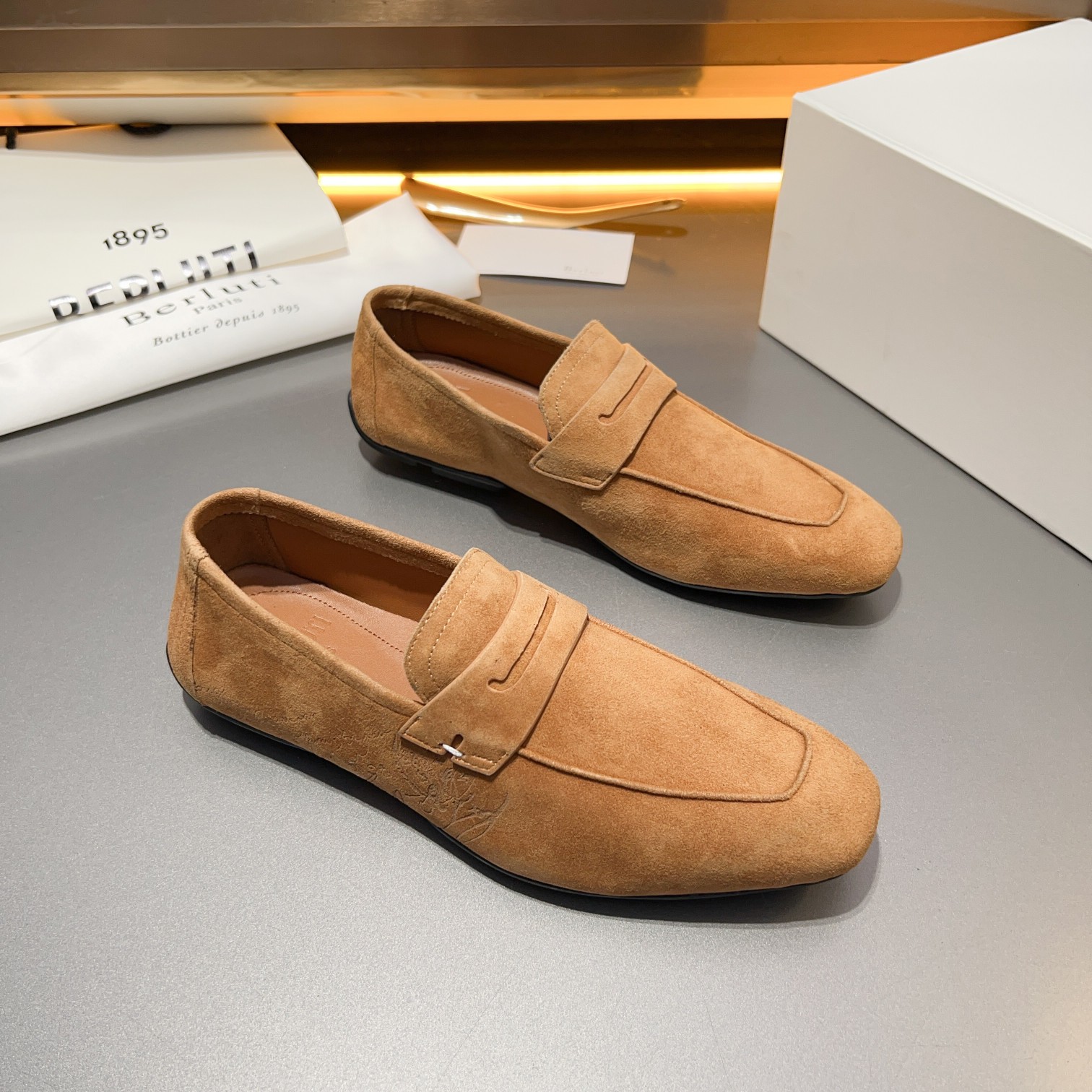 Berluti/Bruti Eden Scritto gráfico de cuero penny loafers modelos de los hombres slip-on, hecha de c