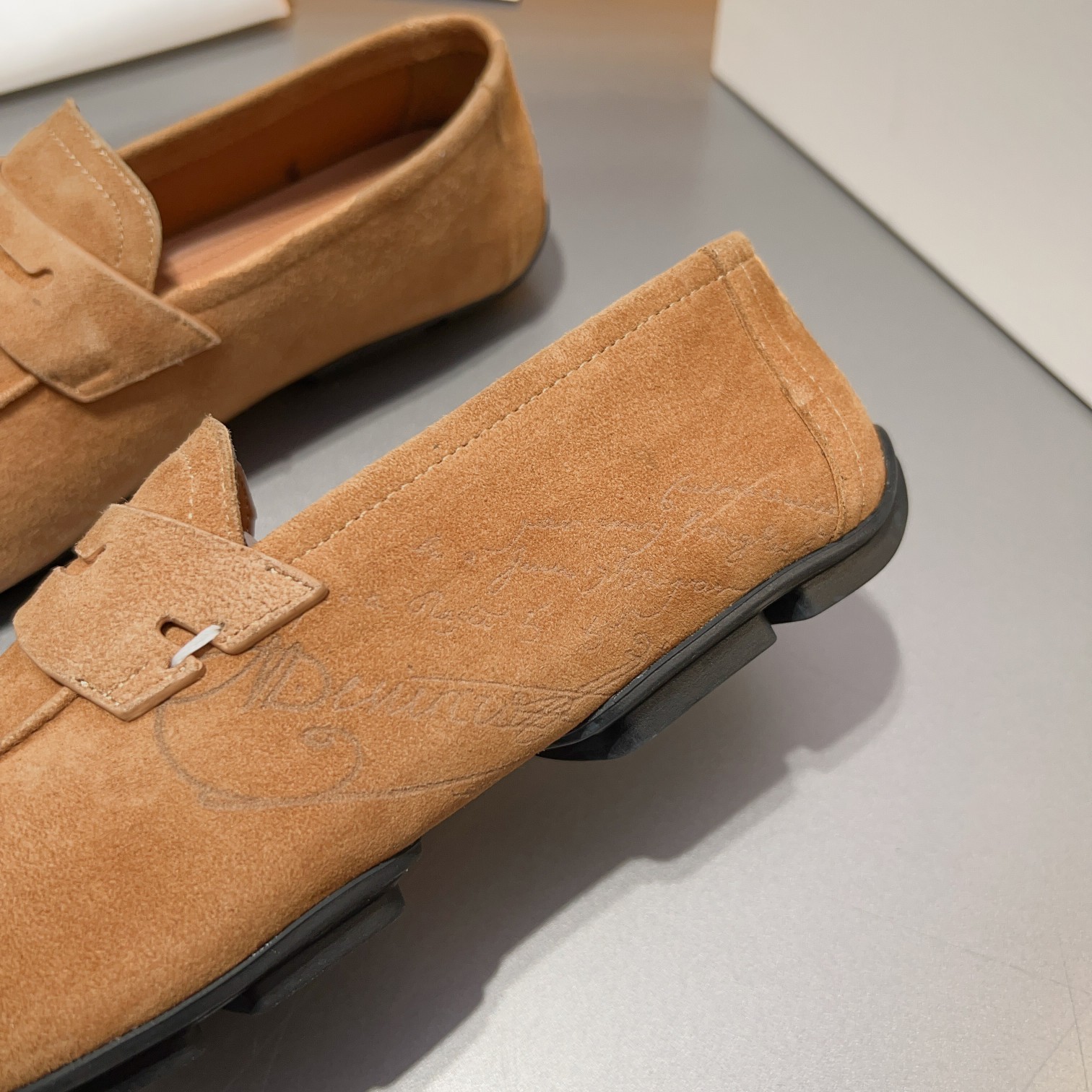 Berluti/Bruti Eden Scritto gráfico de cuero penny loafers modelos de los hombres slip-on, hecha de c