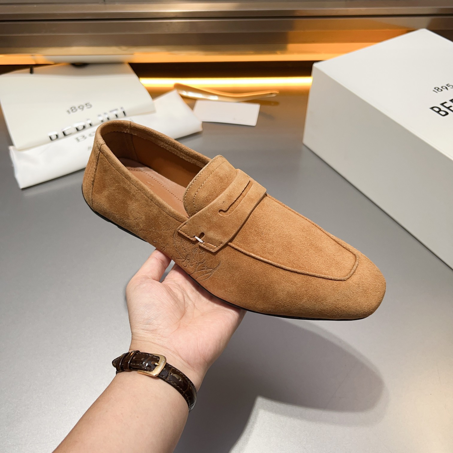 Berluti/Bruti Eden Scritto gráfico de cuero penny loafers modelos de los hombres slip-on, hecha de c
