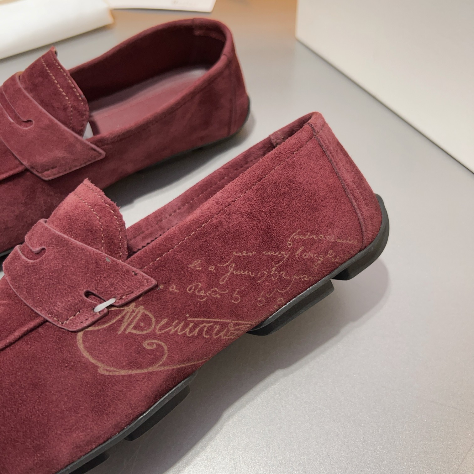 Berluti/Bruti Eden Scritto gráfico de cuero penny loafers modelos de los hombres slip-on, hecha de c