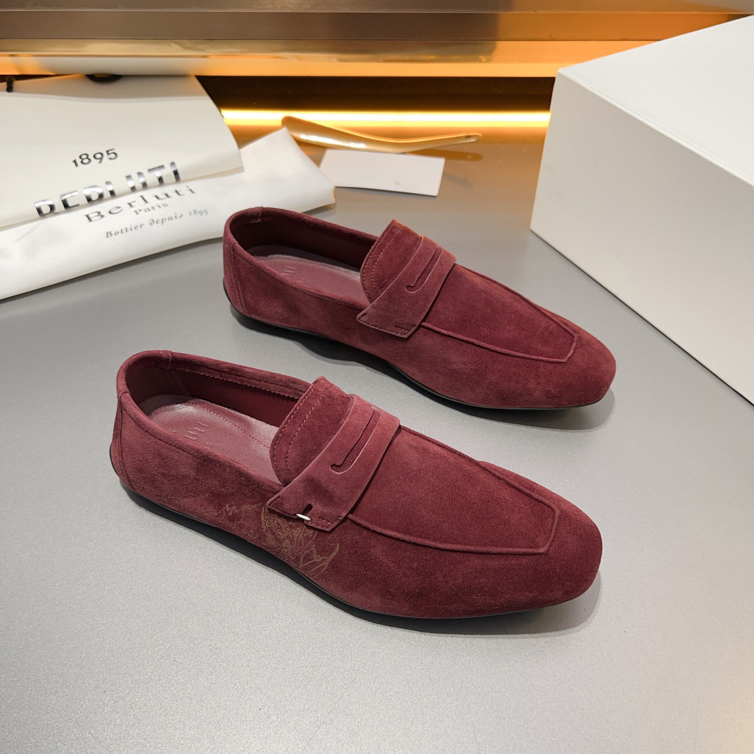 Berluti/Bruti Eden Scritto gráfico de cuero penny loafers modelos de los hombres slip-on, hecha de c