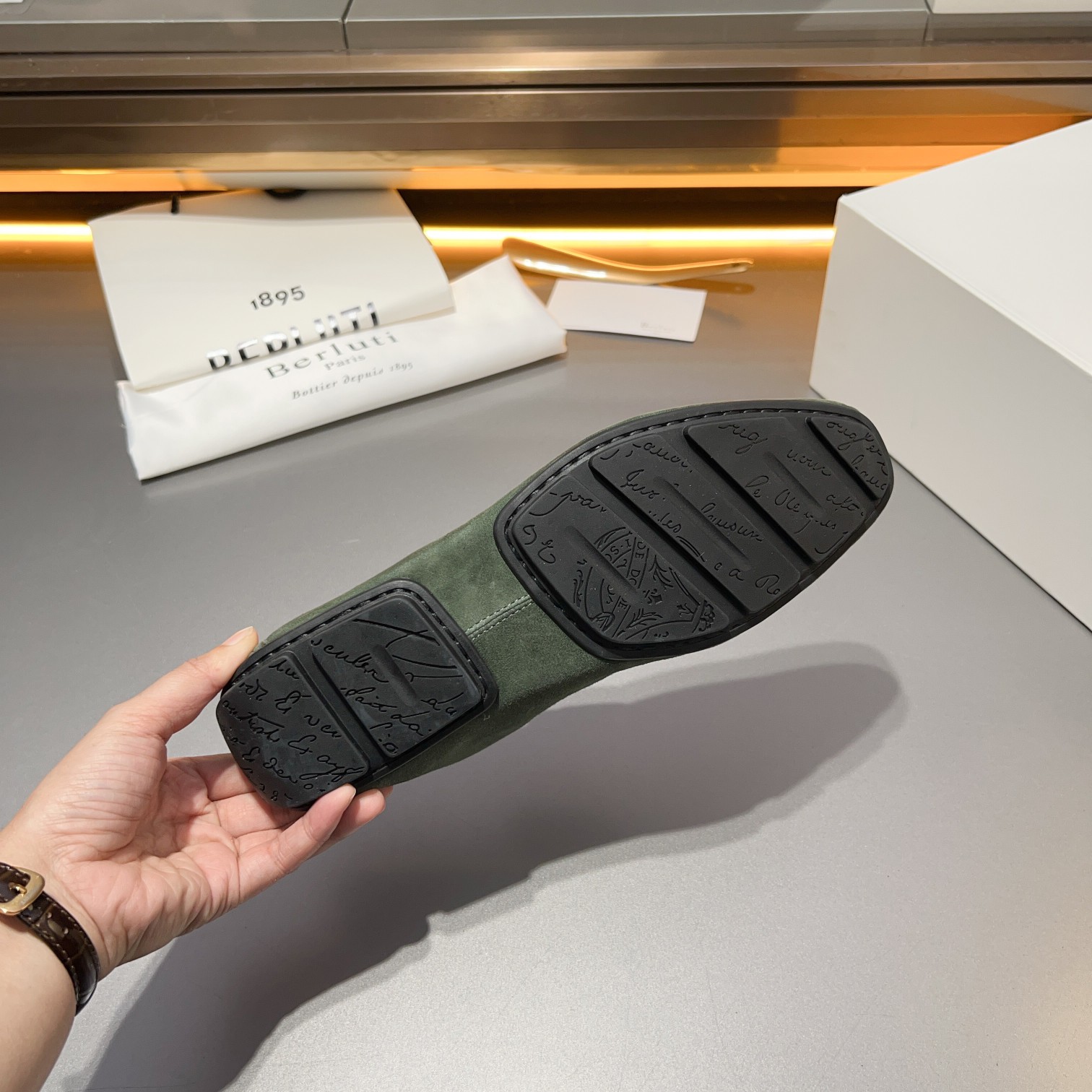 Berluti/Bruti Eden Scritto gráfico de cuero penny loafers modelos de los hombres slip-on, hecha de c