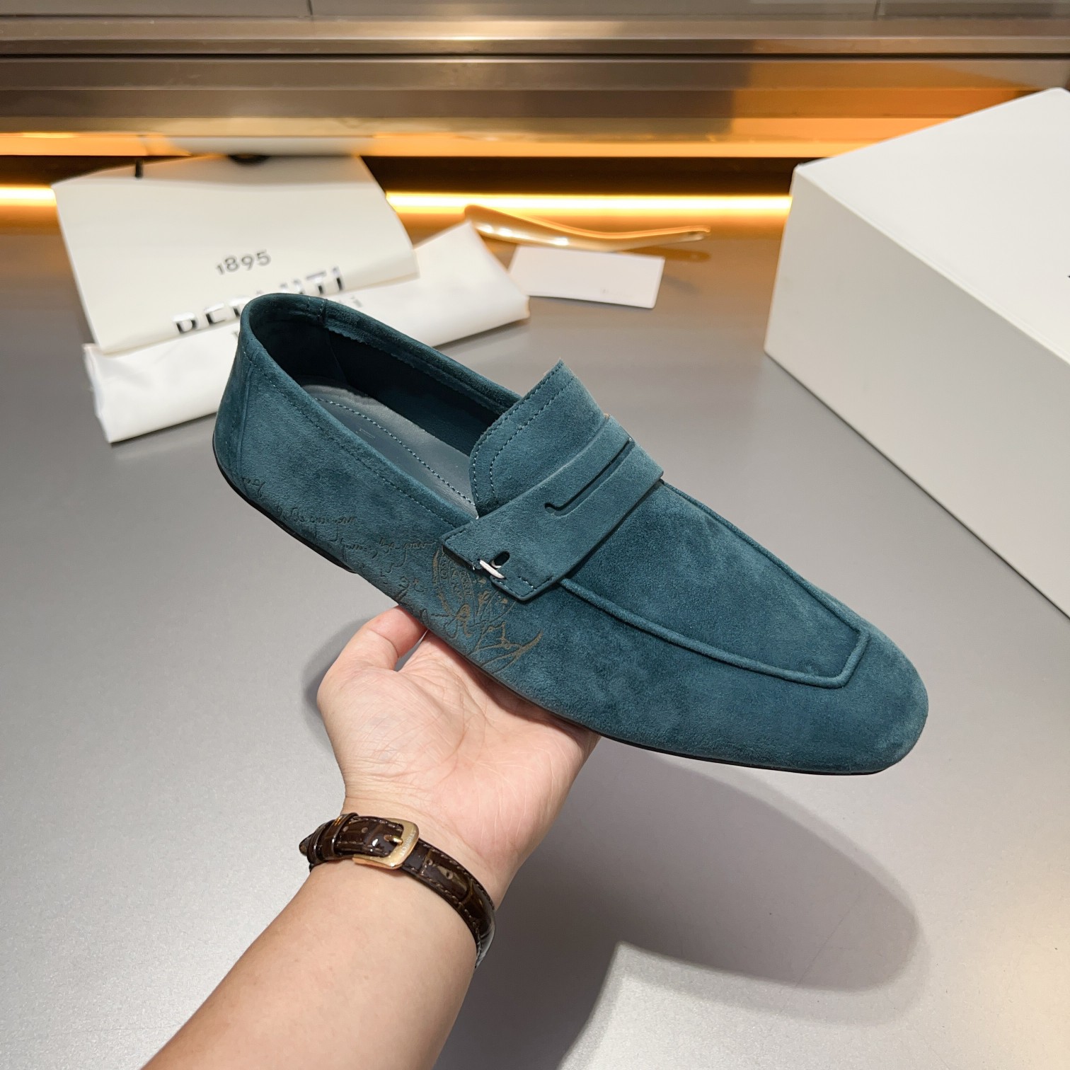 Berluti/Bruti Eden Scritto gráfico de cuero penny loafers modelos de los hombres slip-on, hecha de c