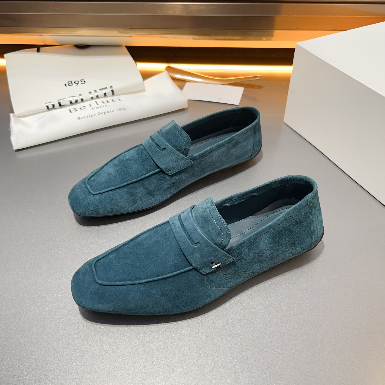 Berluti/Bruti Eden Scritto gráfico de cuero penny loafers modelos de los hombres slip-on, hecha de c