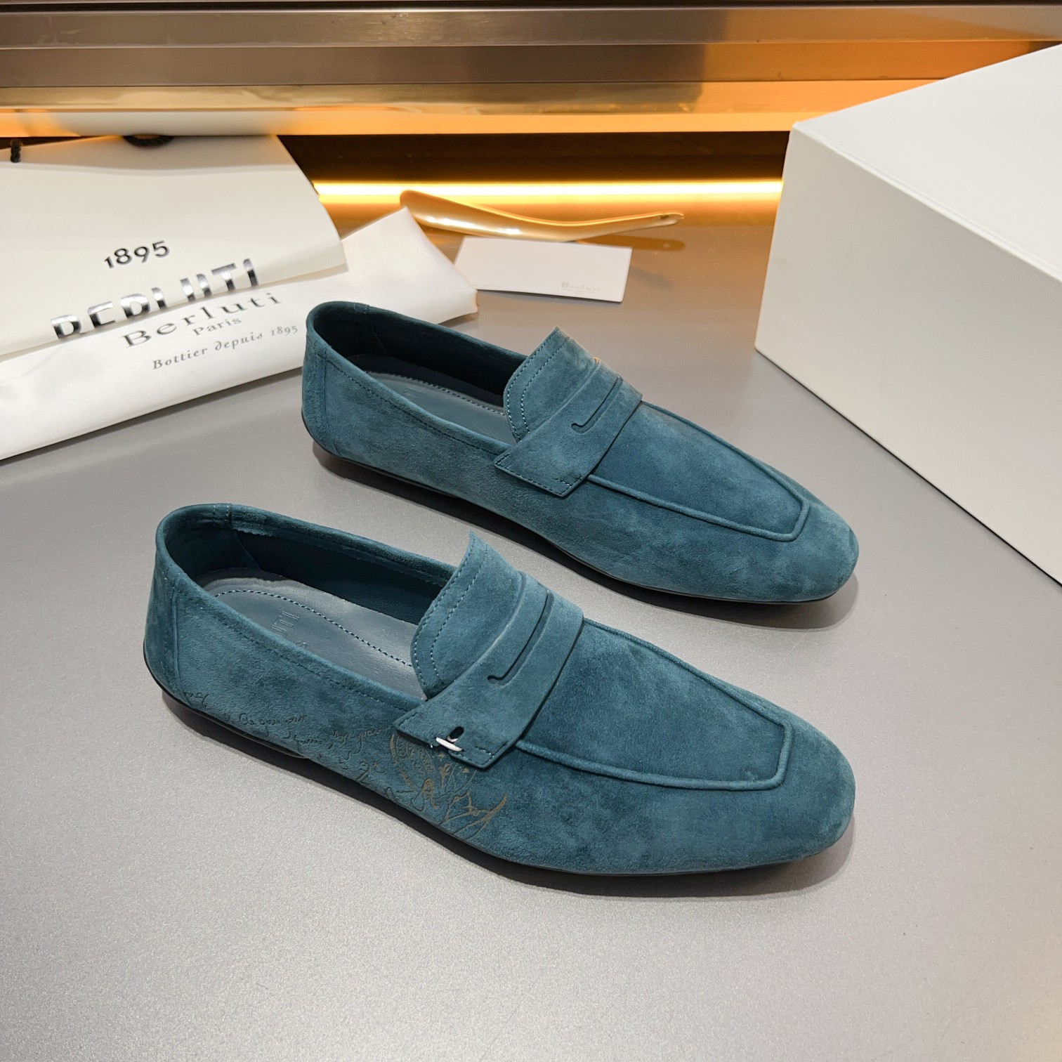 Berluti/Bruti Eden Scritto gráfico de cuero penny loafers modelos de los hombres slip-on, hecha de c