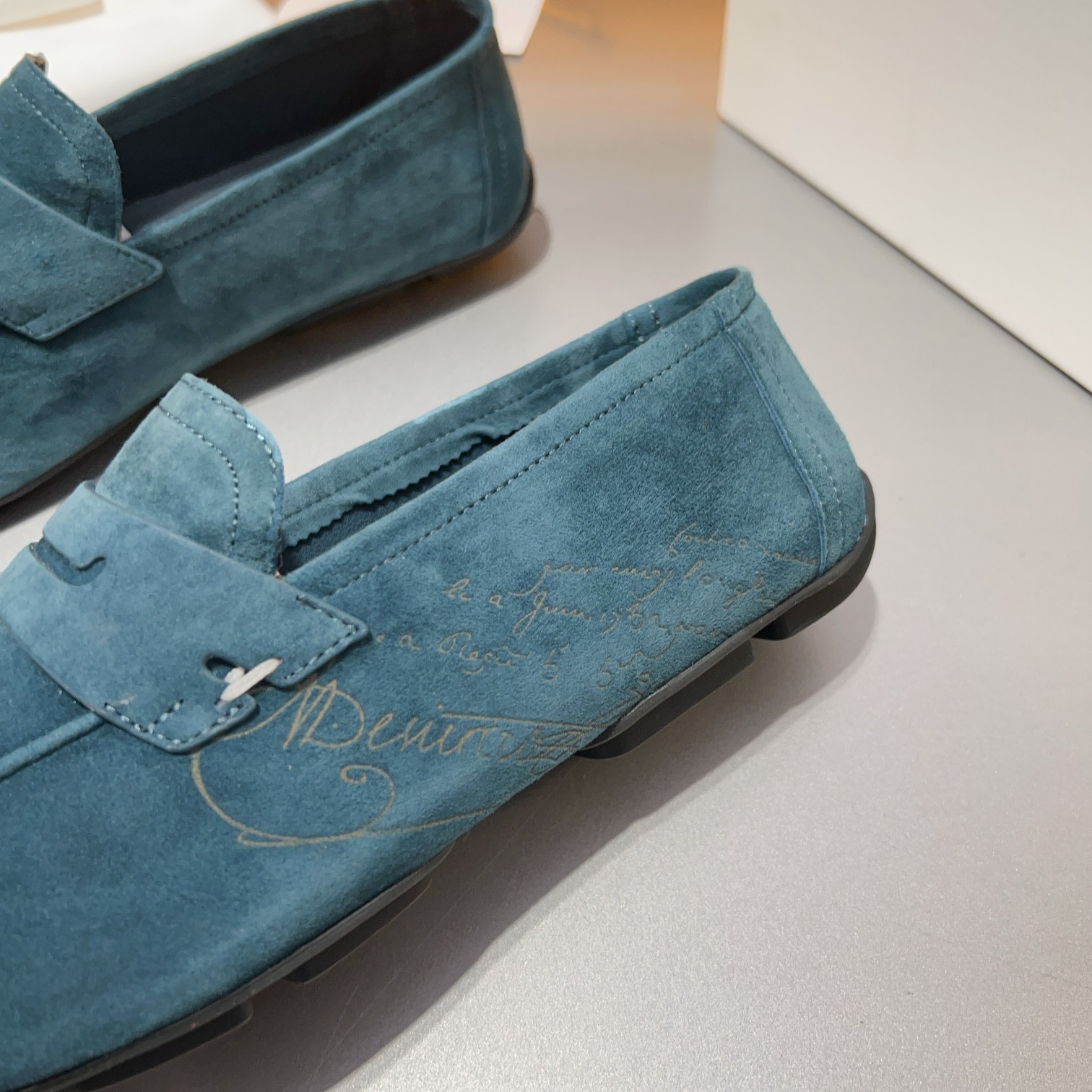 Berluti/Bruti Eden Scritto gráfico de cuero penny loafers modelos de los hombres slip-on, hecha de c