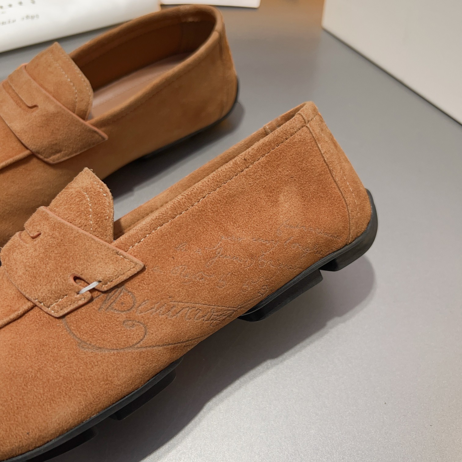 Berluti/Bruti Eden Scritto gráfico de cuero penny loafers modelos de los hombres slip-on, hecha de c