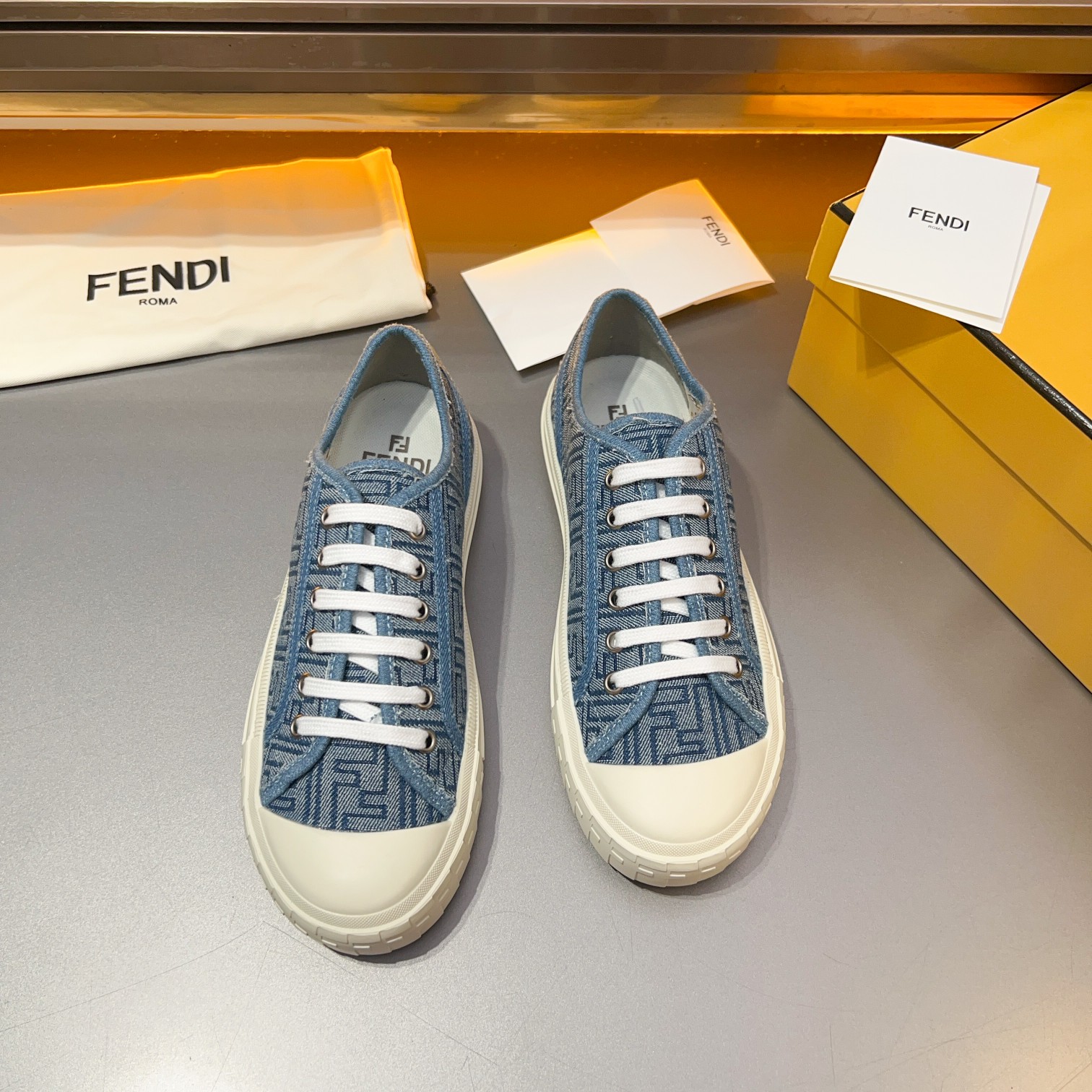 F D Primavera/Verano Pareja Casual Zapatillas de deporte con suela ondulada grabado F. Talón adornad