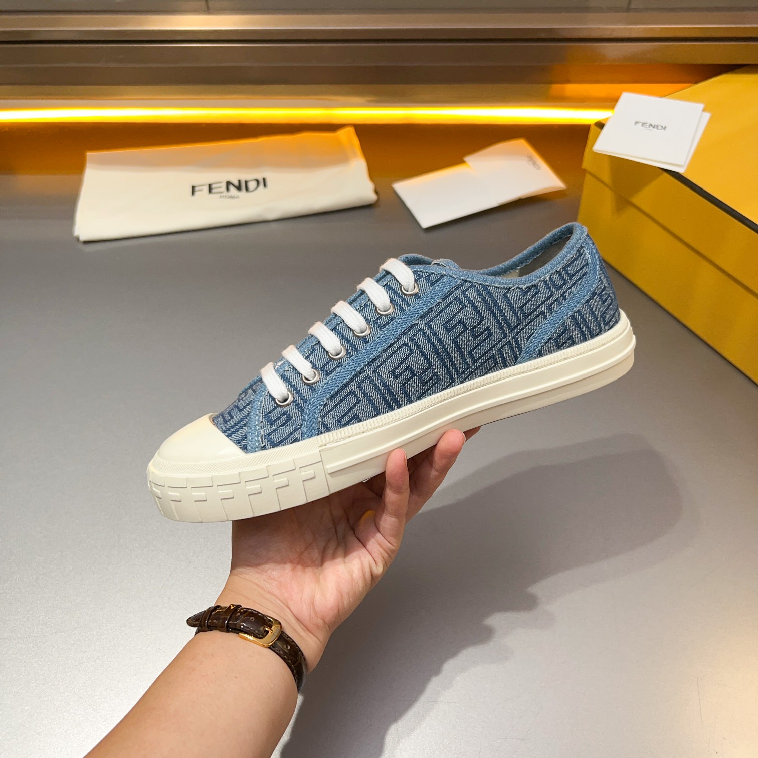 F D Primavera/Verano Pareja Casual Zapatillas de deporte con suela ondulada grabado F. Talón adornad