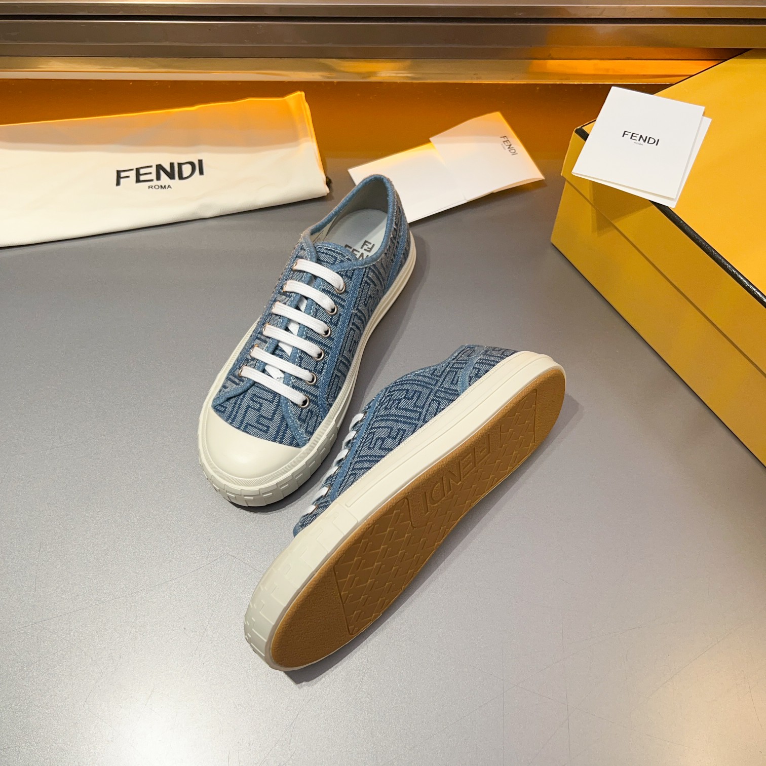 F D Primavera/Verano Pareja Casual Zapatillas de deporte con suela ondulada grabado F. Talón adornad