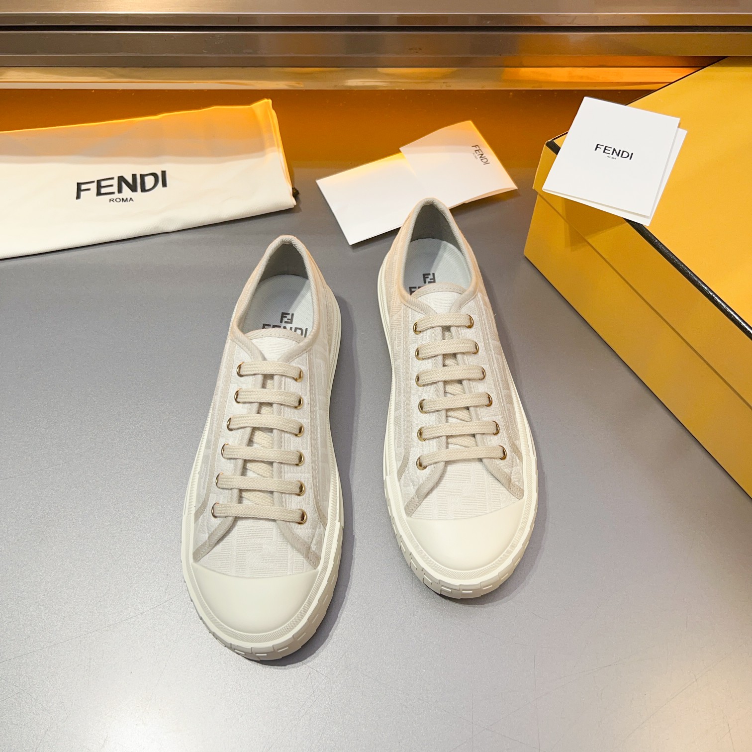 F D Primavera/Verano Pareja Casual Zapatillas de deporte con suela ondulada grabado F. Talón adornad