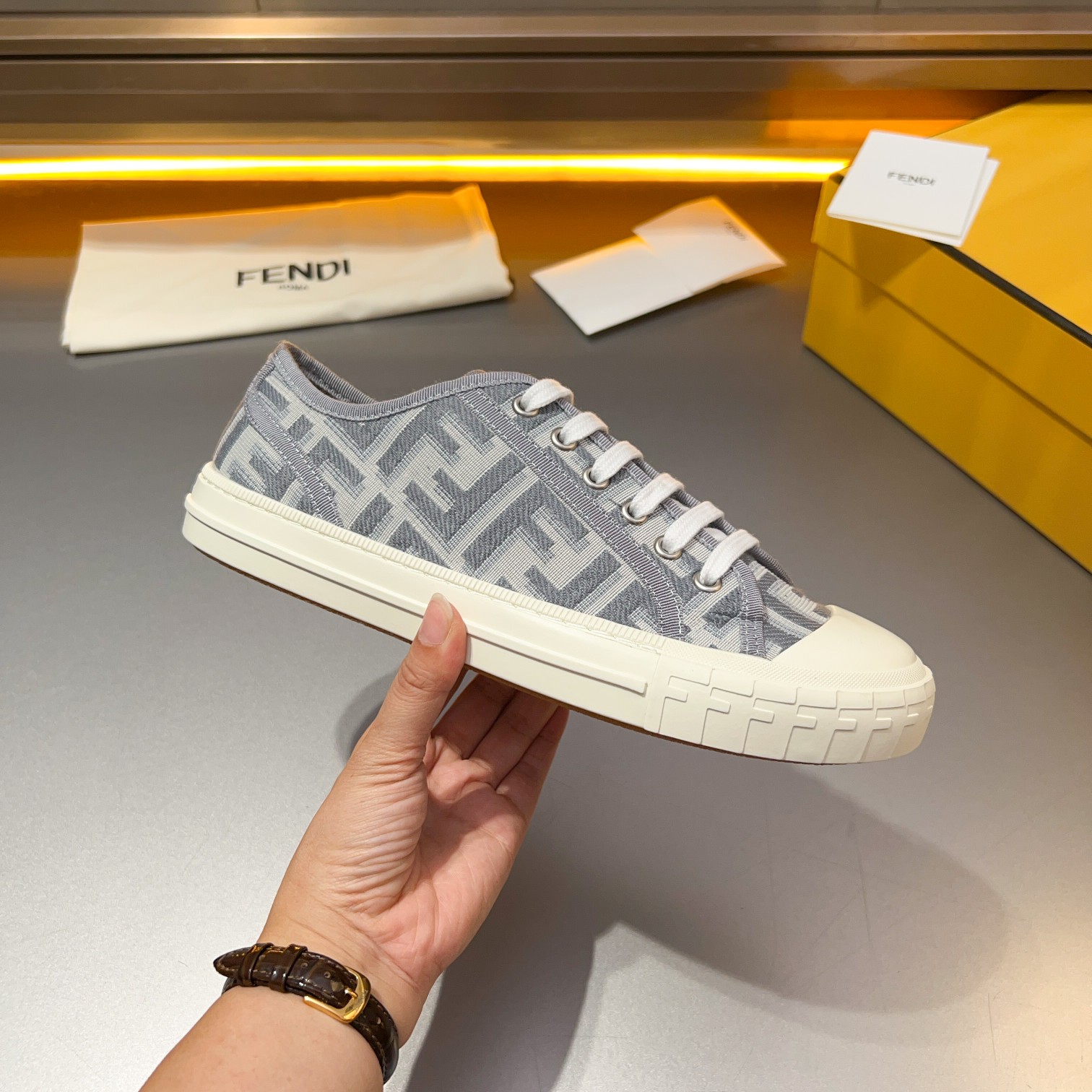 F D Primavera/Verano Pareja Casual Zapatillas de deporte con suela ondulada grabado F. Talón adornad