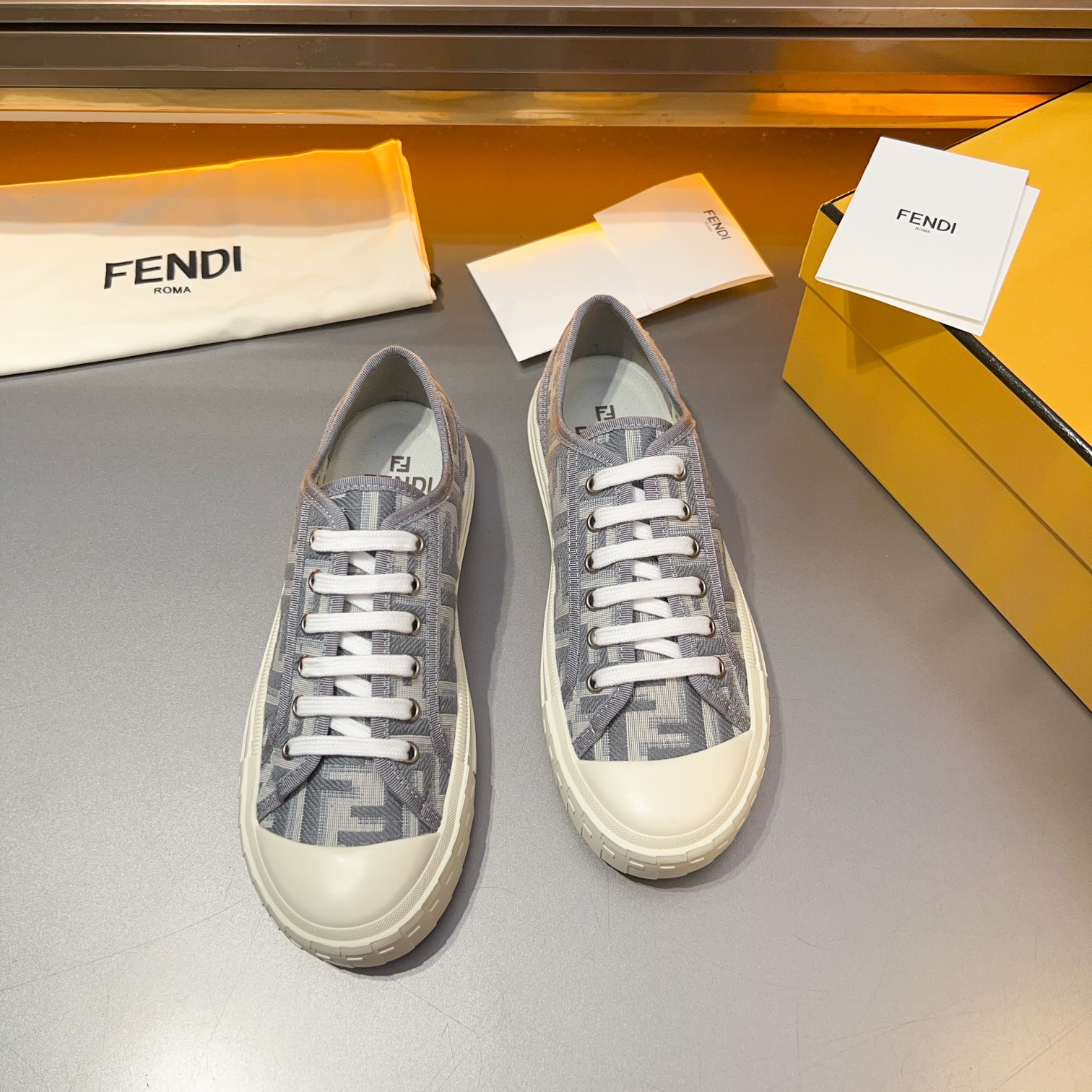 F D Primavera/Verano Pareja Casual Zapatillas de deporte con suela ondulada grabado F. Talón adornad