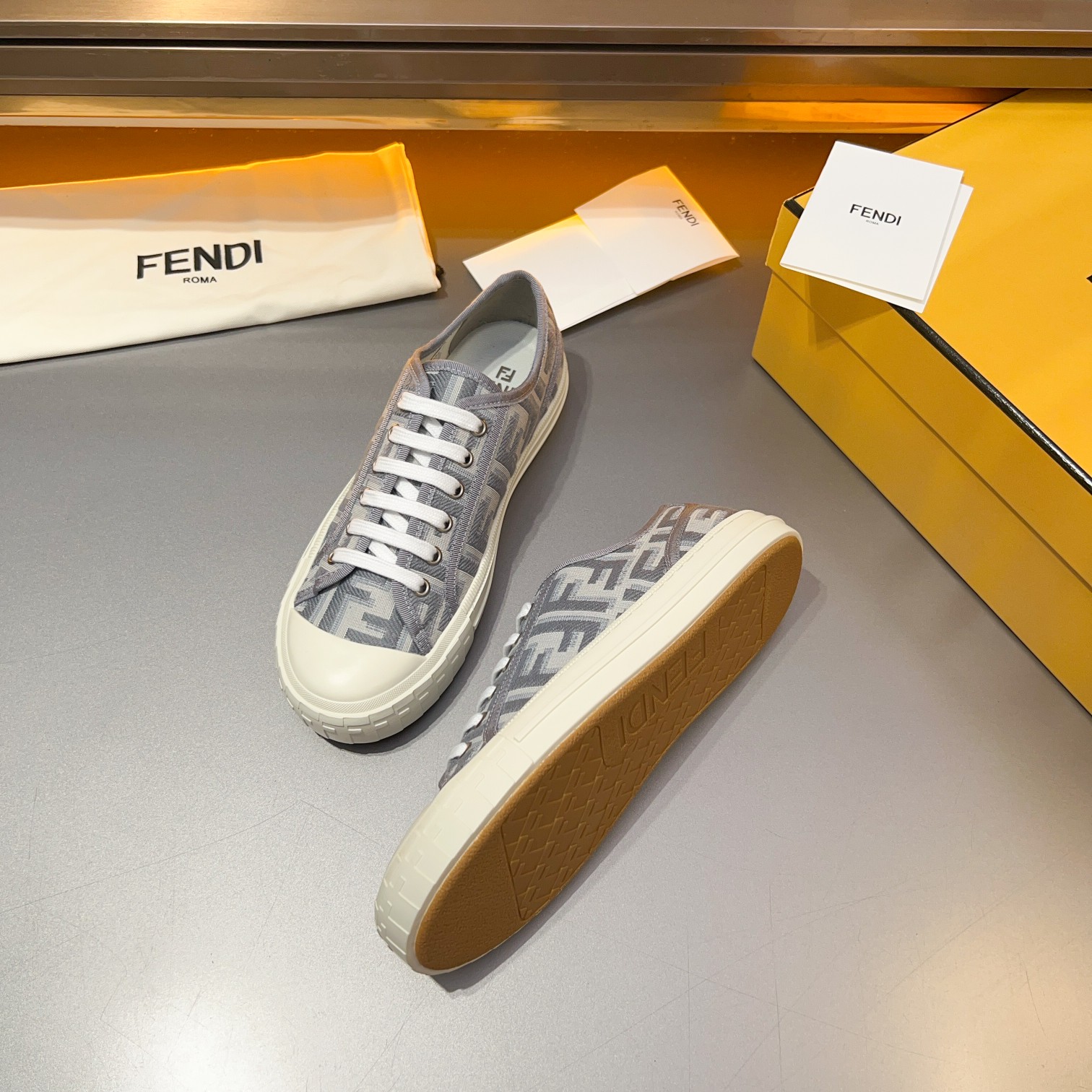 F D Primavera/Verano Pareja Casual Zapatillas de deporte con suela ondulada grabado F. Talón adornad