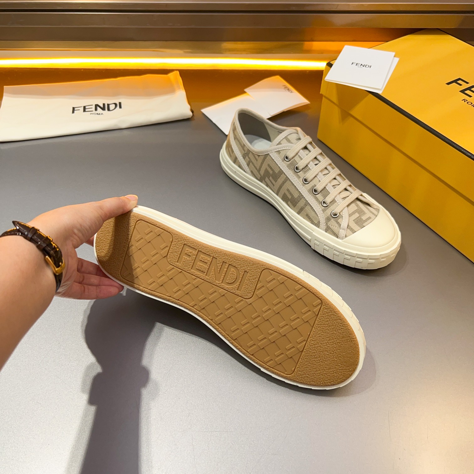 F D Primavera/Verano Pareja Casual Zapatillas de deporte con suela ondulada grabado F. Talón adornad