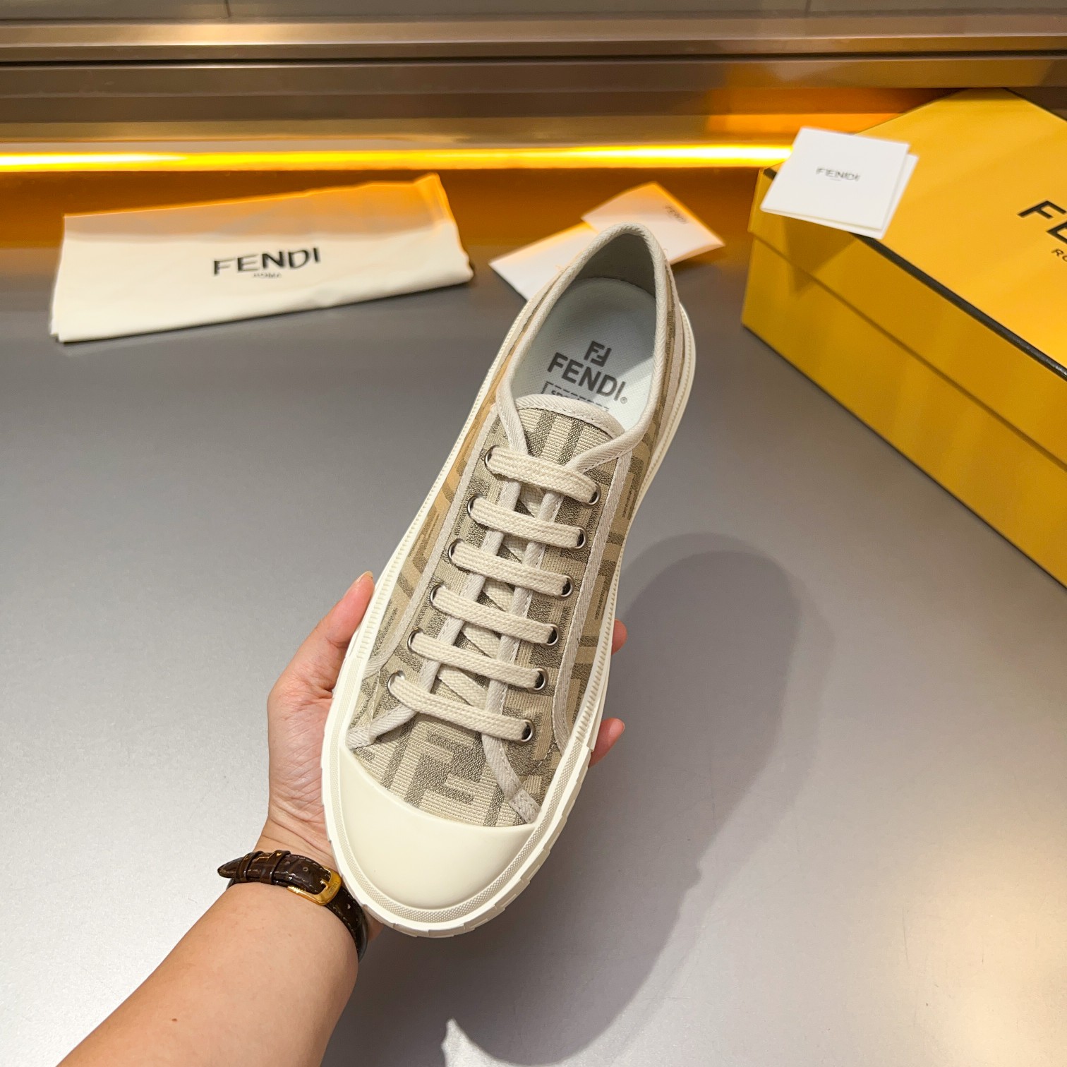 F D Primavera/Verano Pareja Casual Zapatillas de deporte con suela ondulada grabado F. Talón adornad