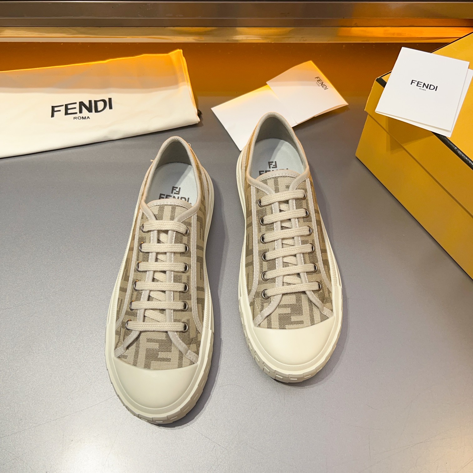 F D Primavera/Verano Pareja Casual Zapatillas de deporte con suela ondulada grabado F. Talón adornad