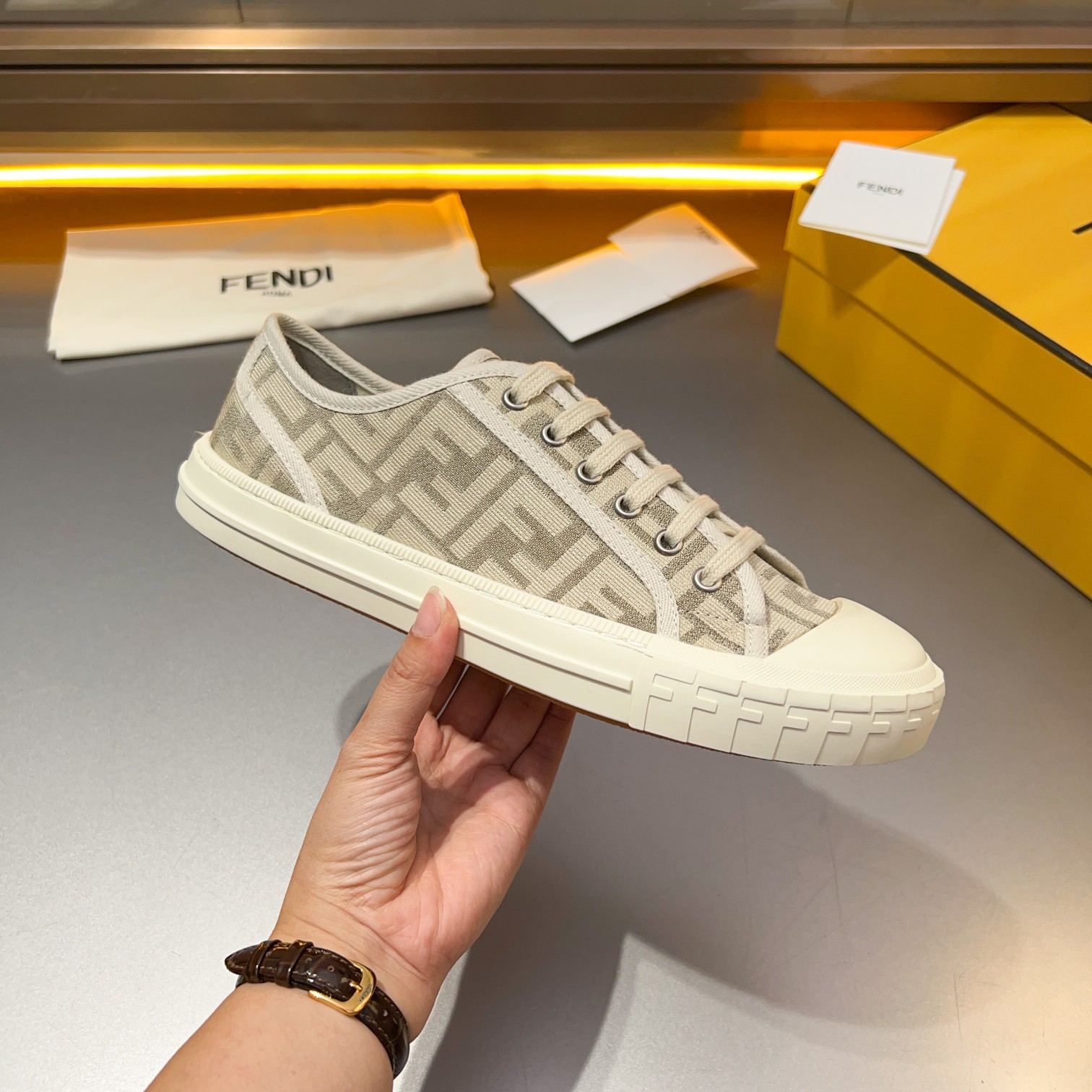 F D Primavera/Verano Pareja Casual Zapatillas de deporte con suela ondulada grabado F. Talón adornad