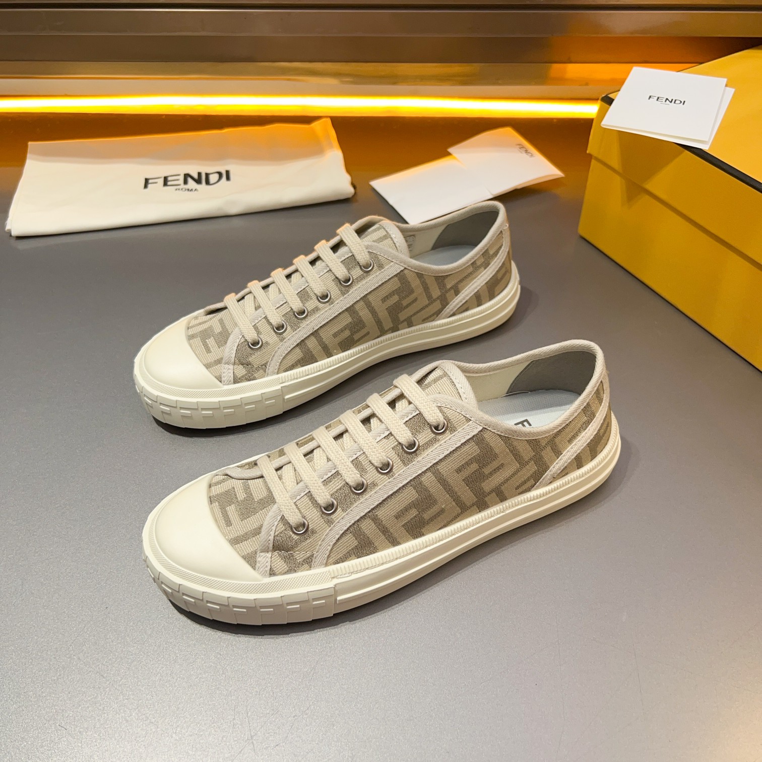 F D Primavera/Verano Pareja Casual Zapatillas de deporte con suela ondulada grabado F. Talón adornad