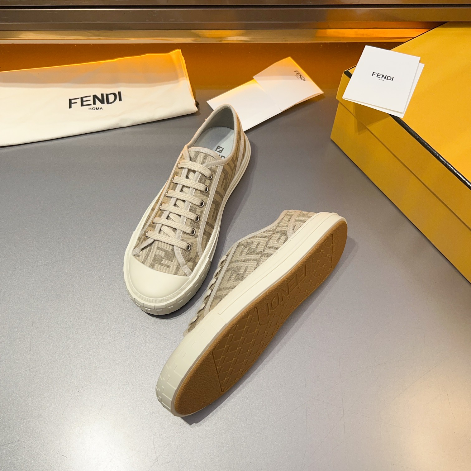 F D Primavera/Verano Pareja Casual Zapatillas de deporte con suela ondulada grabado F. Talón adornad