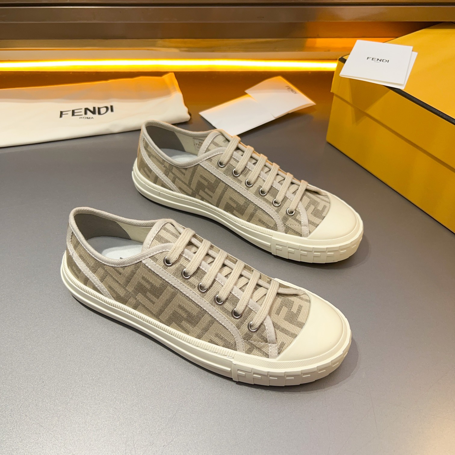 F D Primavera/Verano Pareja Casual Zapatillas de deporte con suela ondulada grabado F. Talón adornad