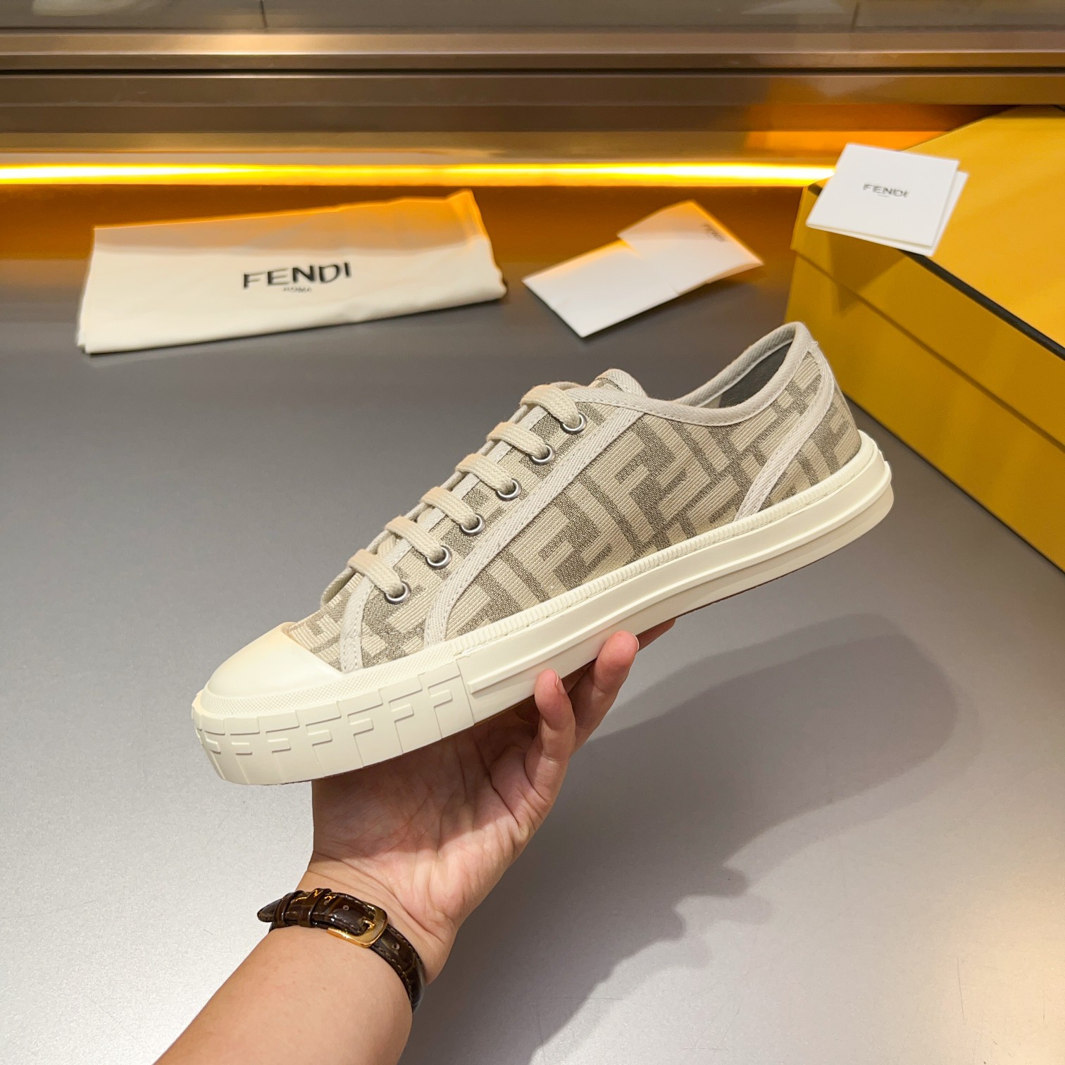 F D Primavera/Verano Pareja Casual Zapatillas de deporte con suela ondulada grabado F. Talón adornad