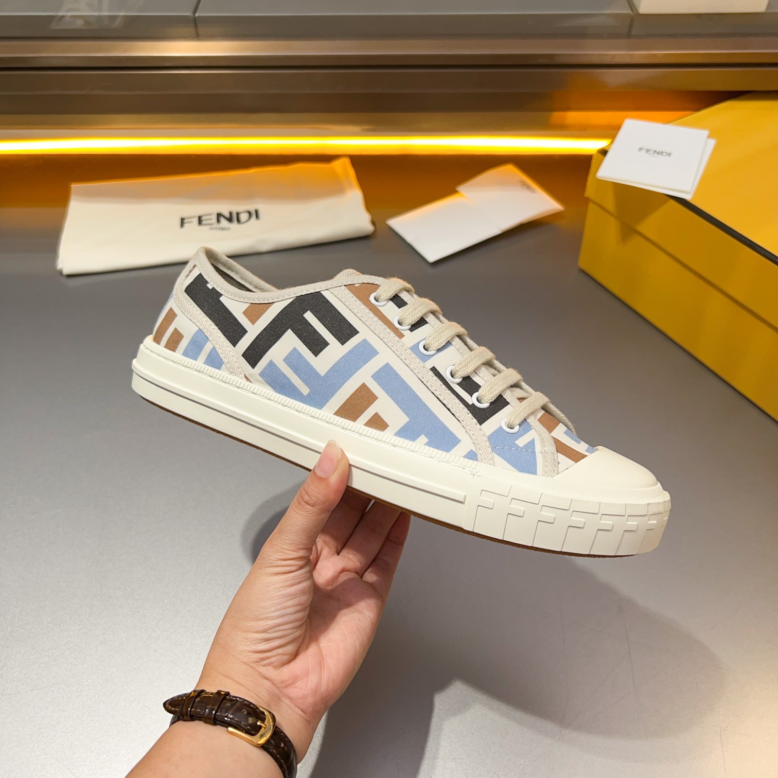 F D Primavera/Verano Pareja Casual Zapatillas de deporte con suela ondulada grabado F. Talón adornad