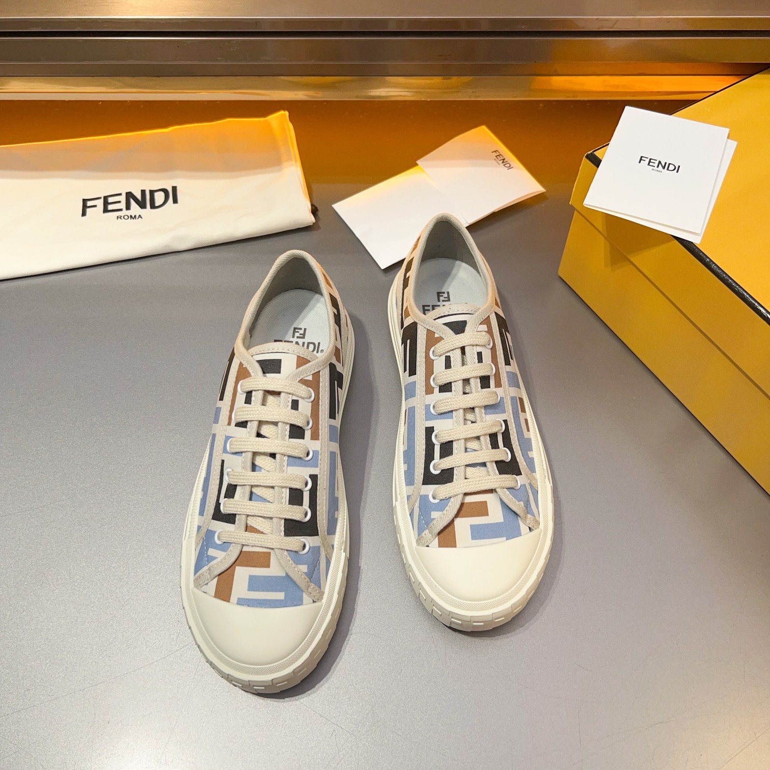 F D Primavera/Verano Pareja Casual Zapatillas de deporte con suela ondulada grabado F. Talón adornad