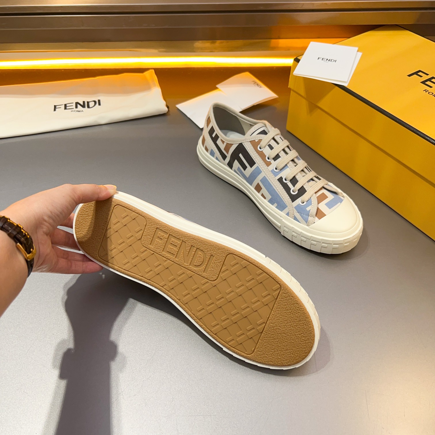 F D Primavera/Verano Pareja Casual Zapatillas de deporte con suela ondulada grabado F. Talón adornad
