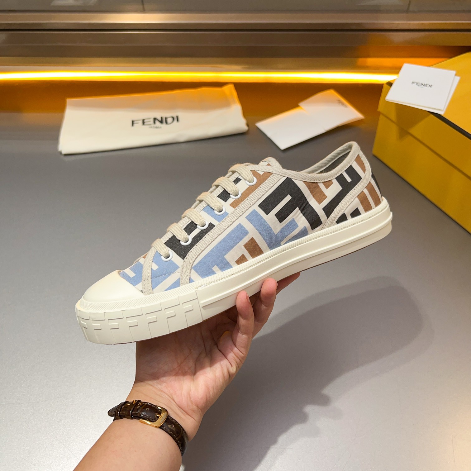 F D Primavera/Verano Pareja Casual Zapatillas de deporte con suela ondulada grabado F. Talón adornad