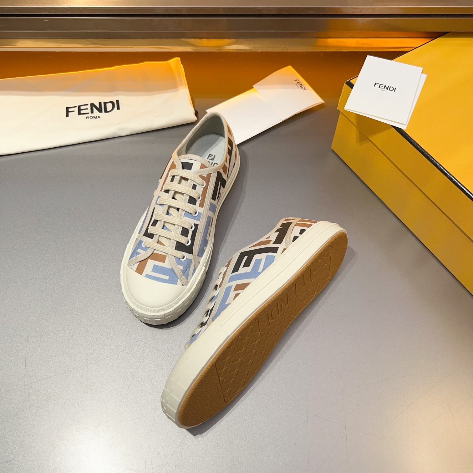 F D Primavera/Verano Pareja Casual Zapatillas de deporte con suela ondulada grabado F. Talón adornad