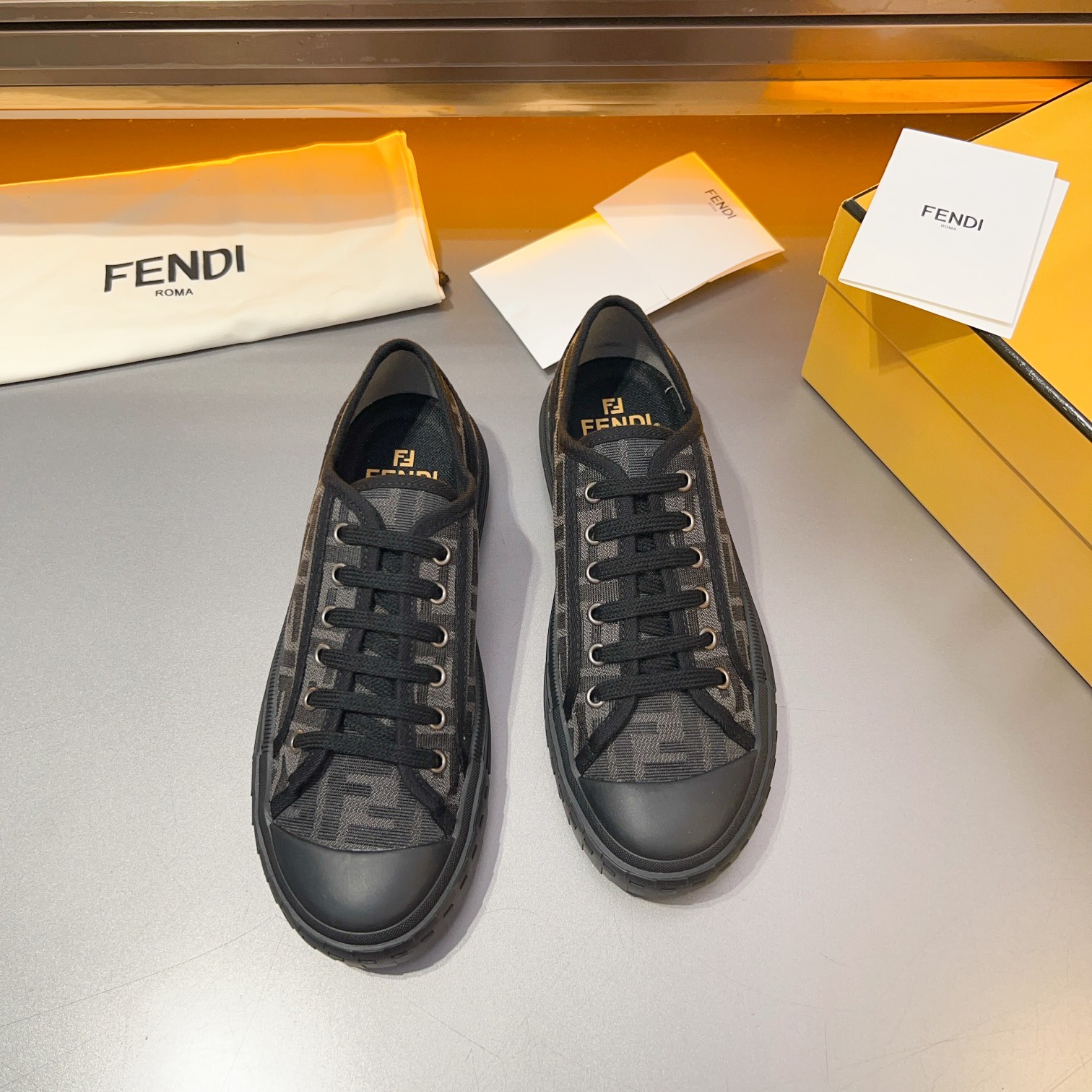 F D Primavera/Verano Pareja Casual Zapatillas de deporte con suela ondulada grabado F. Talón adornad
