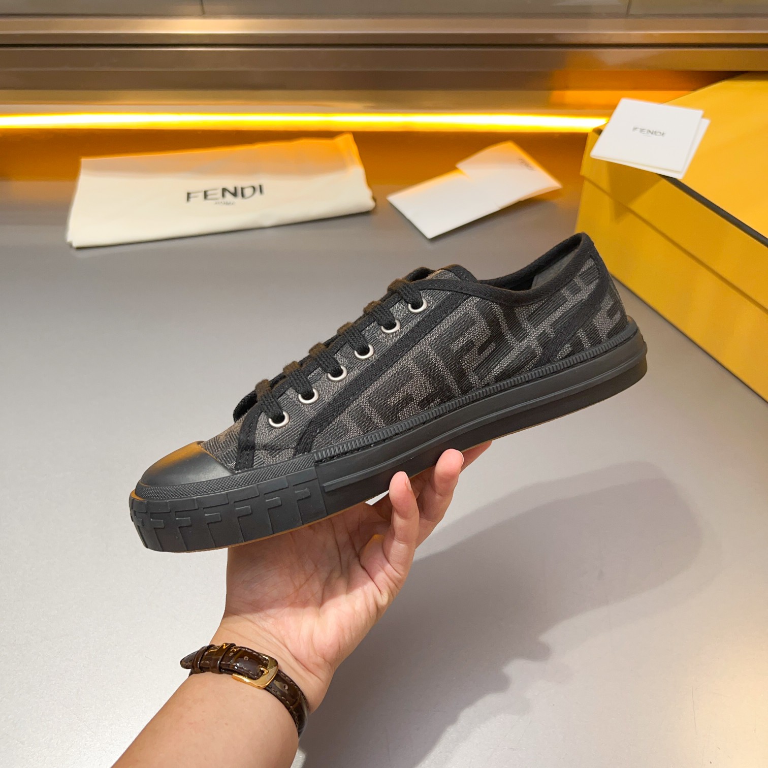 F D Primavera/Verano Pareja Casual Zapatillas de deporte con suela ondulada grabado F. Talón adornad