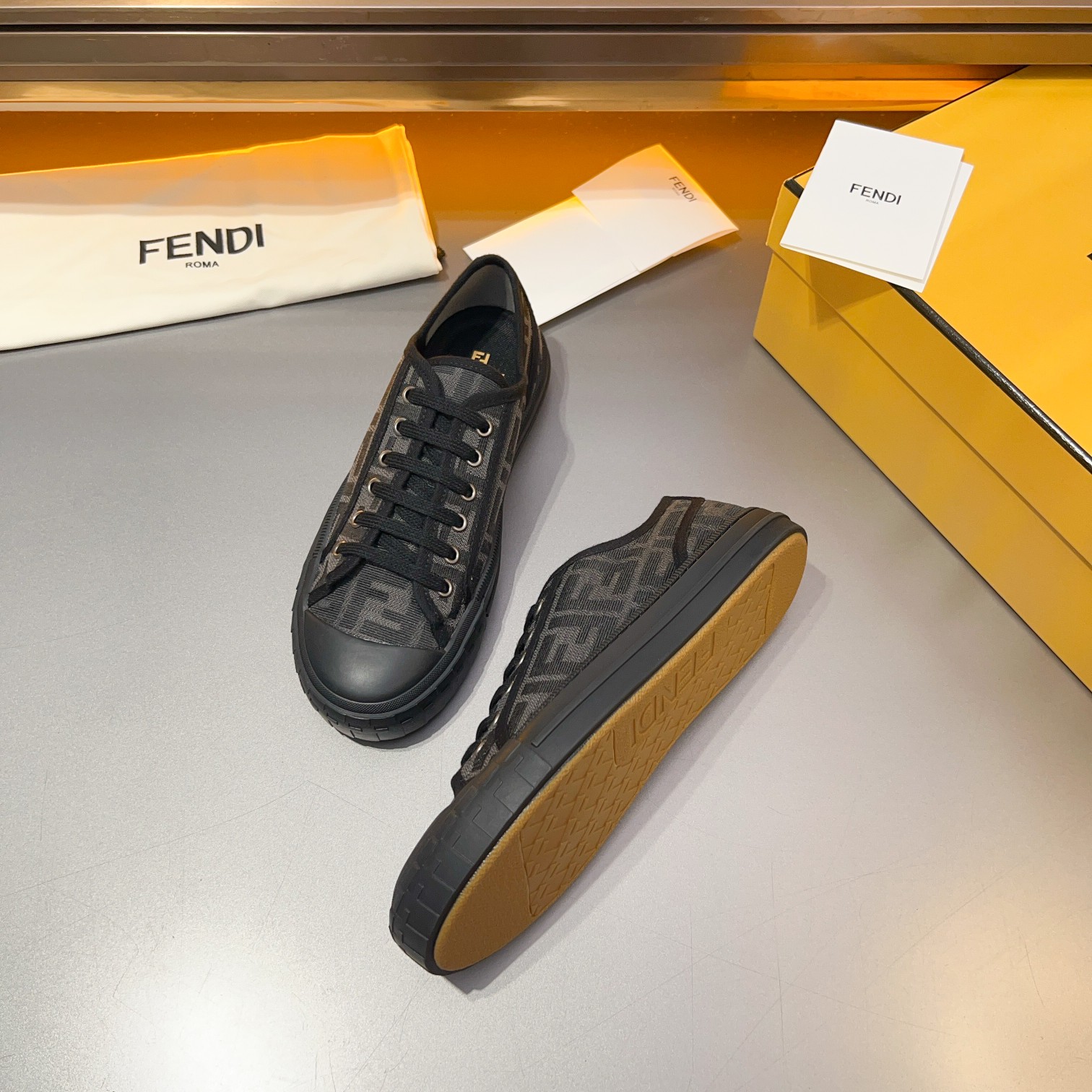 F D Primavera/Verano Pareja Casual Zapatillas de deporte con suela ondulada grabado F. Talón adornad