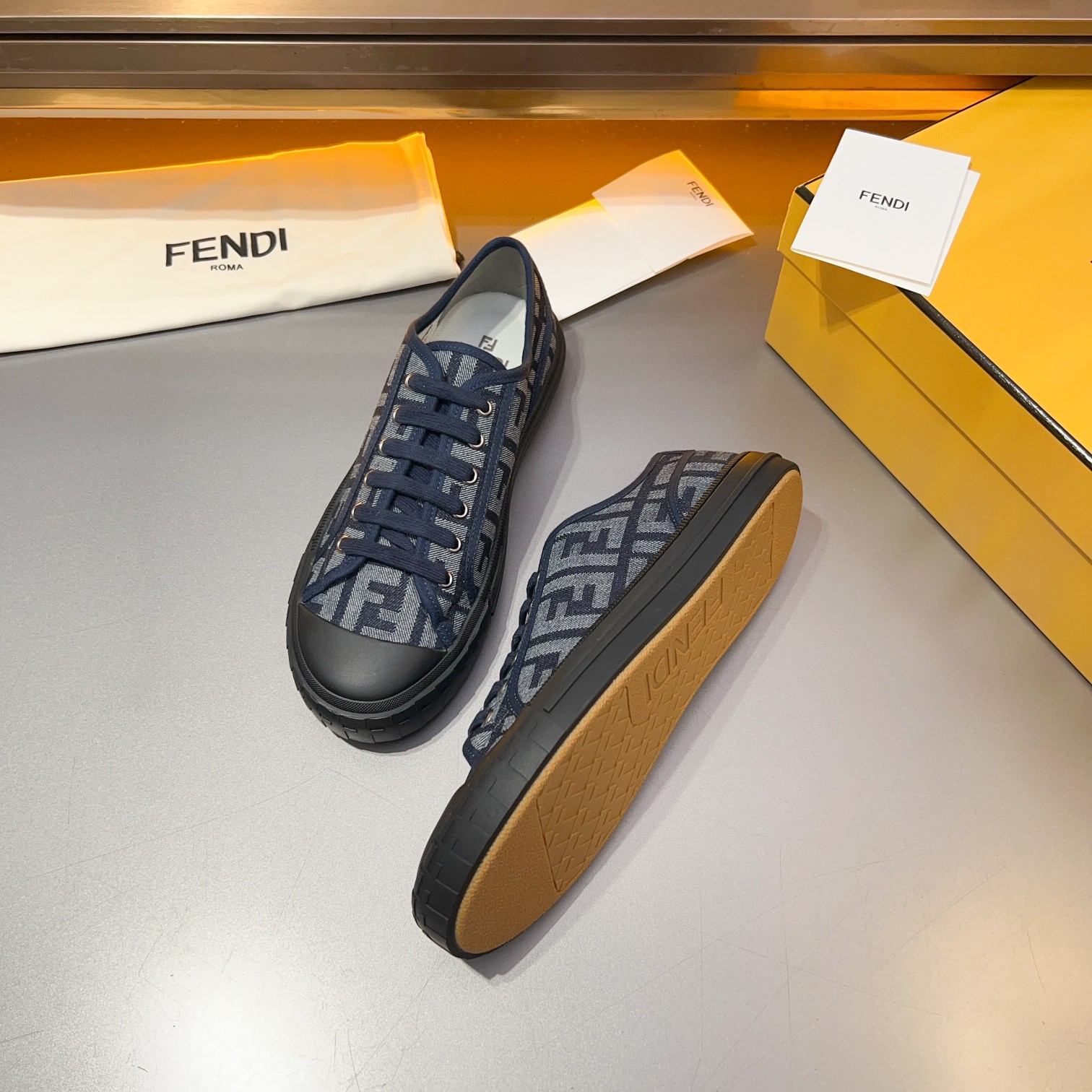F D Primavera/Verano Pareja Casual Zapatillas de deporte con suela ondulada grabado F. Talón adornad