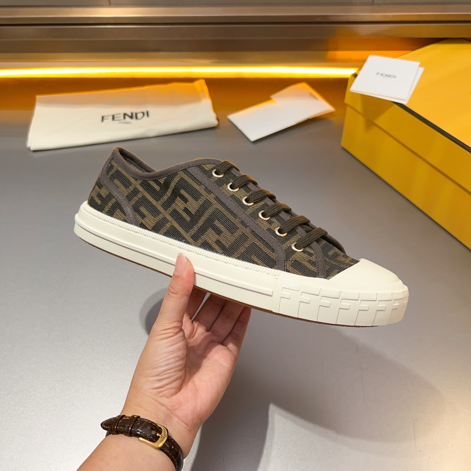 F D Primavera/Verano Pareja Casual Zapatillas de deporte con suela ondulada grabado F. Talón adornad