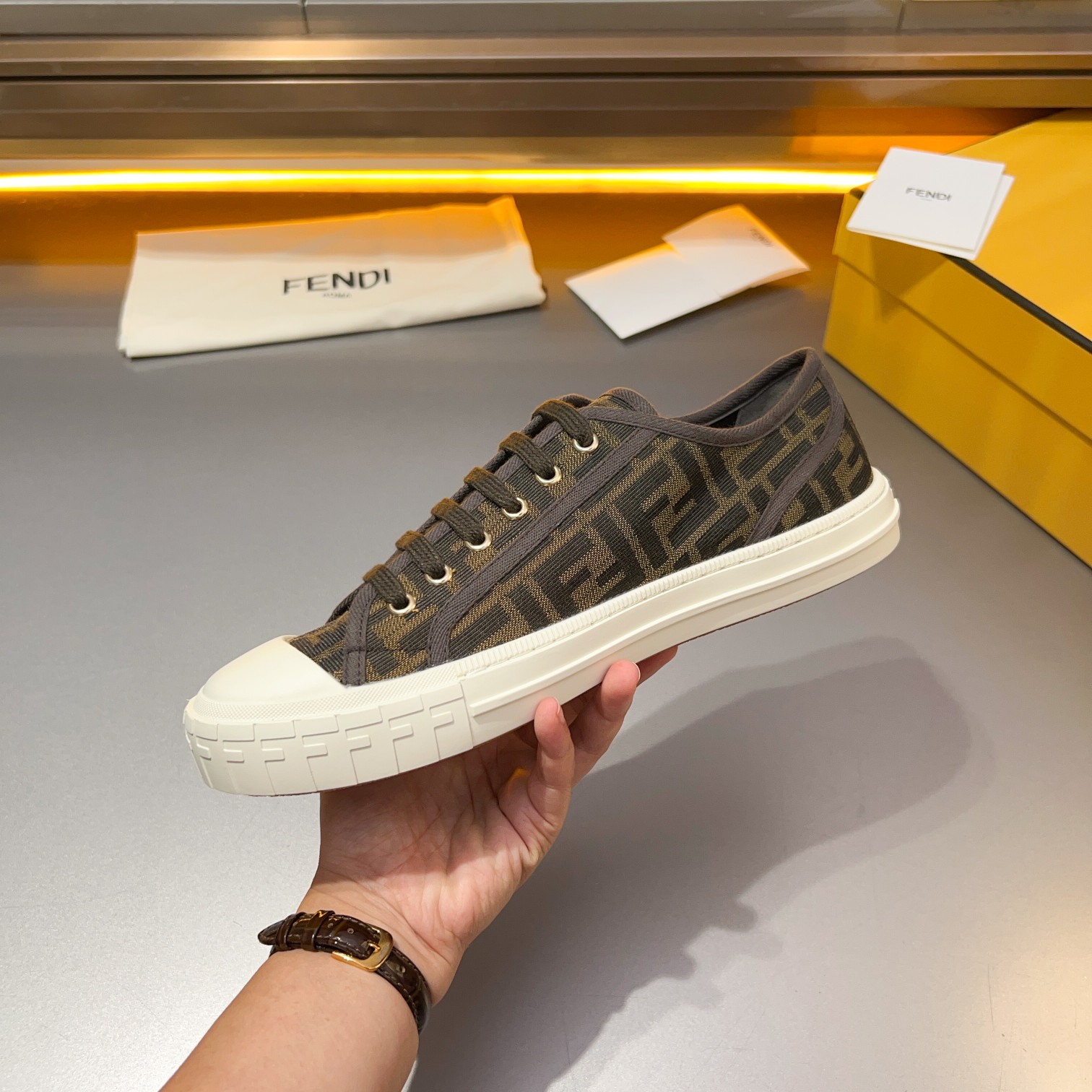 F D Primavera/Verano Pareja Casual Zapatillas de deporte con suela ondulada grabado F. Talón adornad