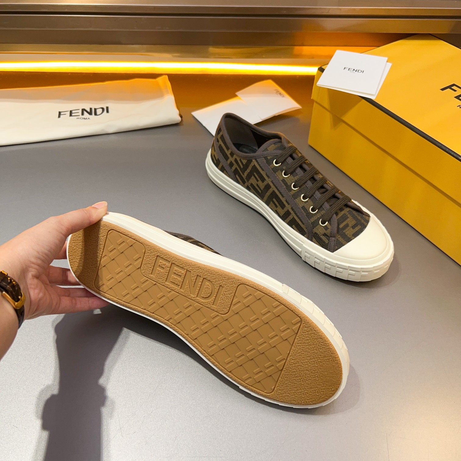 F D Primavera/Verano Pareja Casual Zapatillas de deporte con suela ondulada grabado F. Talón adornad
