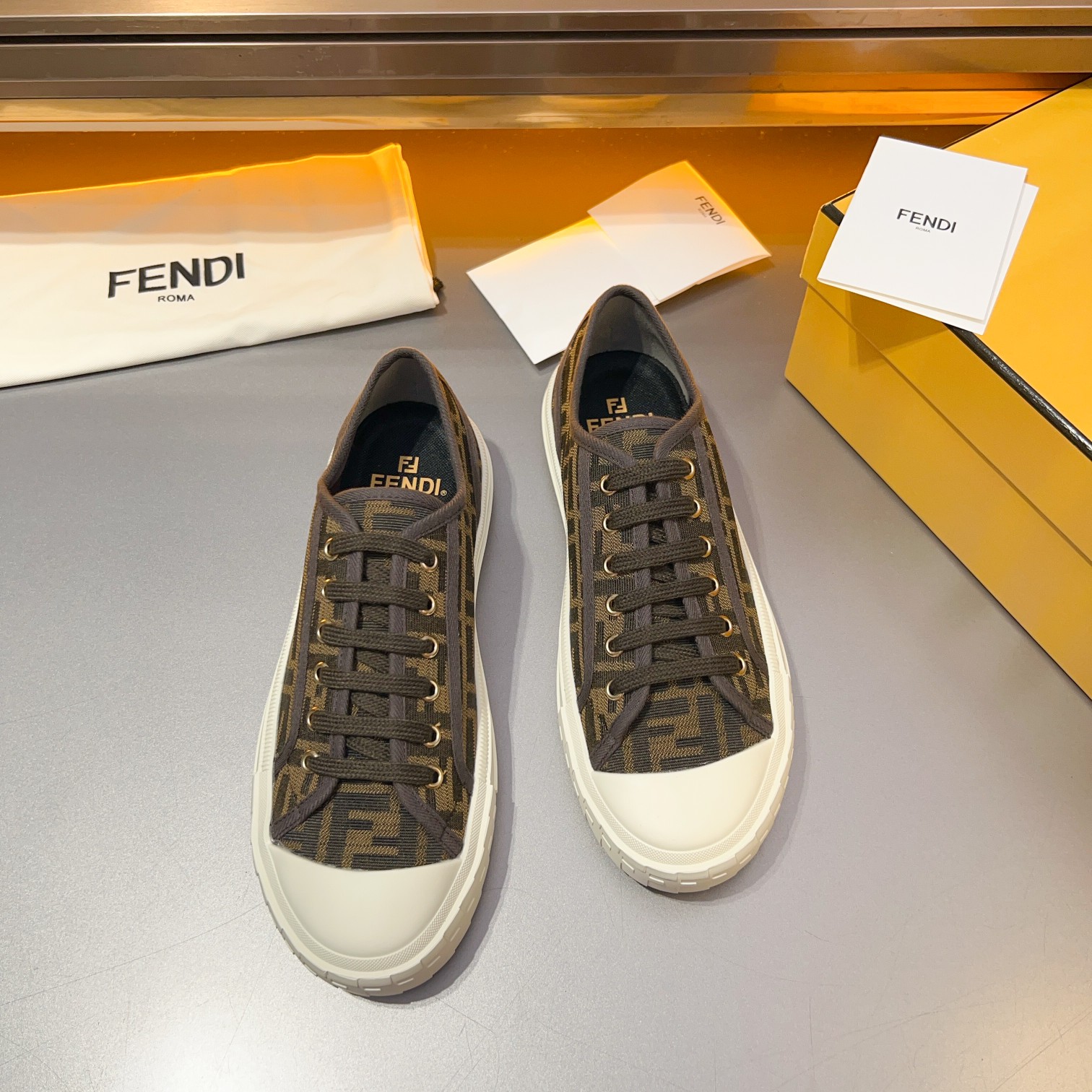 F D Primavera/Verano Pareja Casual Zapatillas de deporte con suela ondulada grabado F. Talón adornad