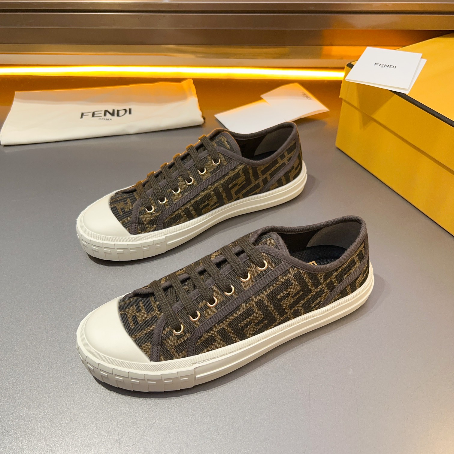 F D Primavera/Verano Pareja Casual Zapatillas de deporte con suela ondulada grabado F. Talón adornad