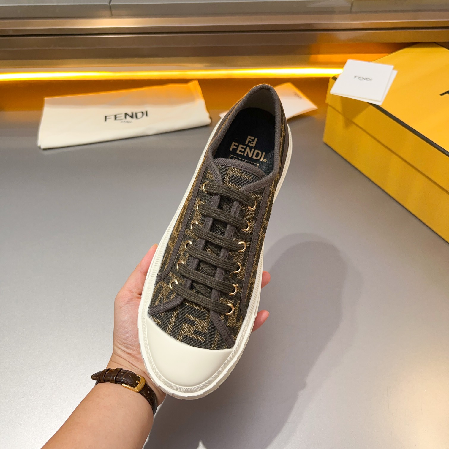 F D Primavera/Verano Pareja Casual Zapatillas de deporte con suela ondulada grabado F. Talón adornad