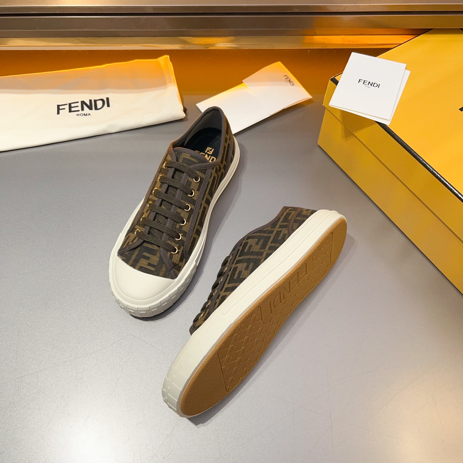 F D Primavera/Verano Pareja Casual Zapatillas de deporte con suela ondulada grabado F. Talón adornad