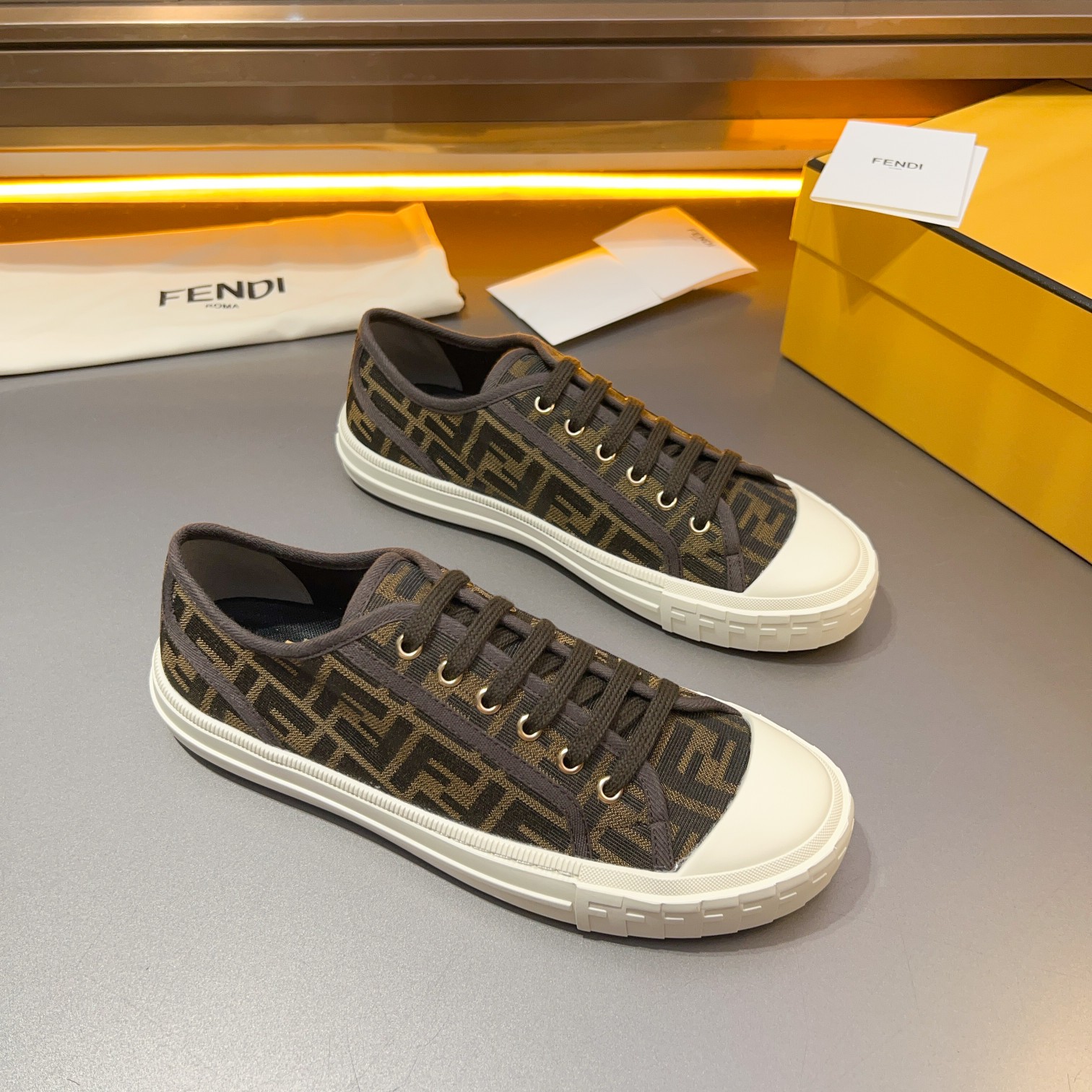F D Primavera/Verano Pareja Casual Zapatillas de deporte con suela ondulada grabado F. Talón adornad
