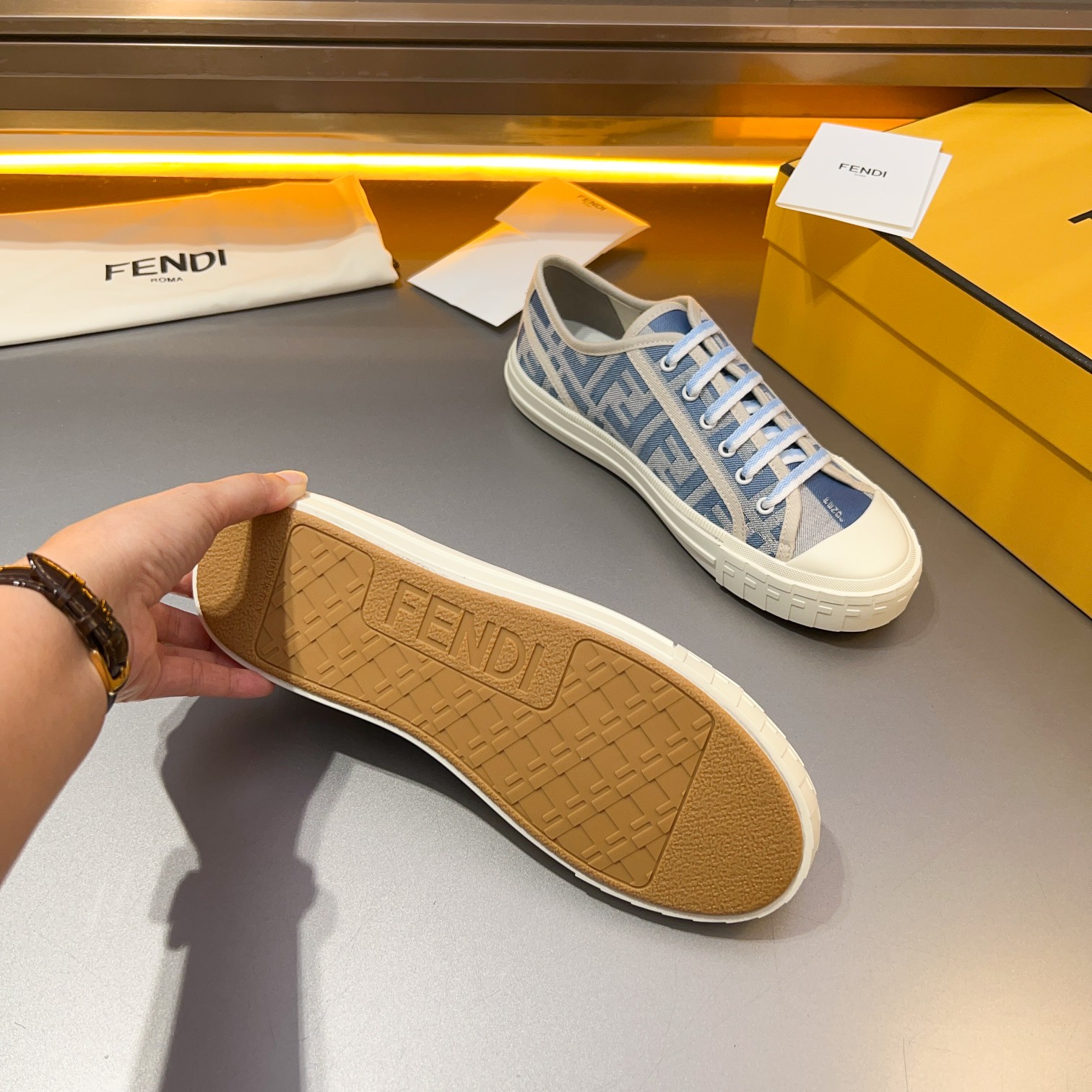 F D Primavera/Verano Pareja Casual Zapatillas de deporte con suela ondulada grabado F. Talón adornad