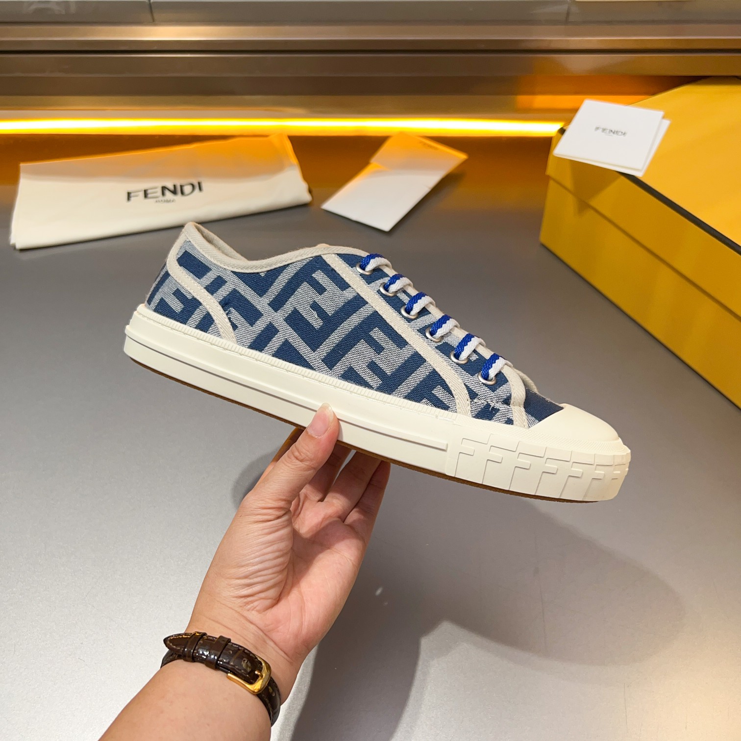 F D Primavera/Verano Pareja Casual Zapatillas de deporte con suela ondulada grabado F. Talón adornad