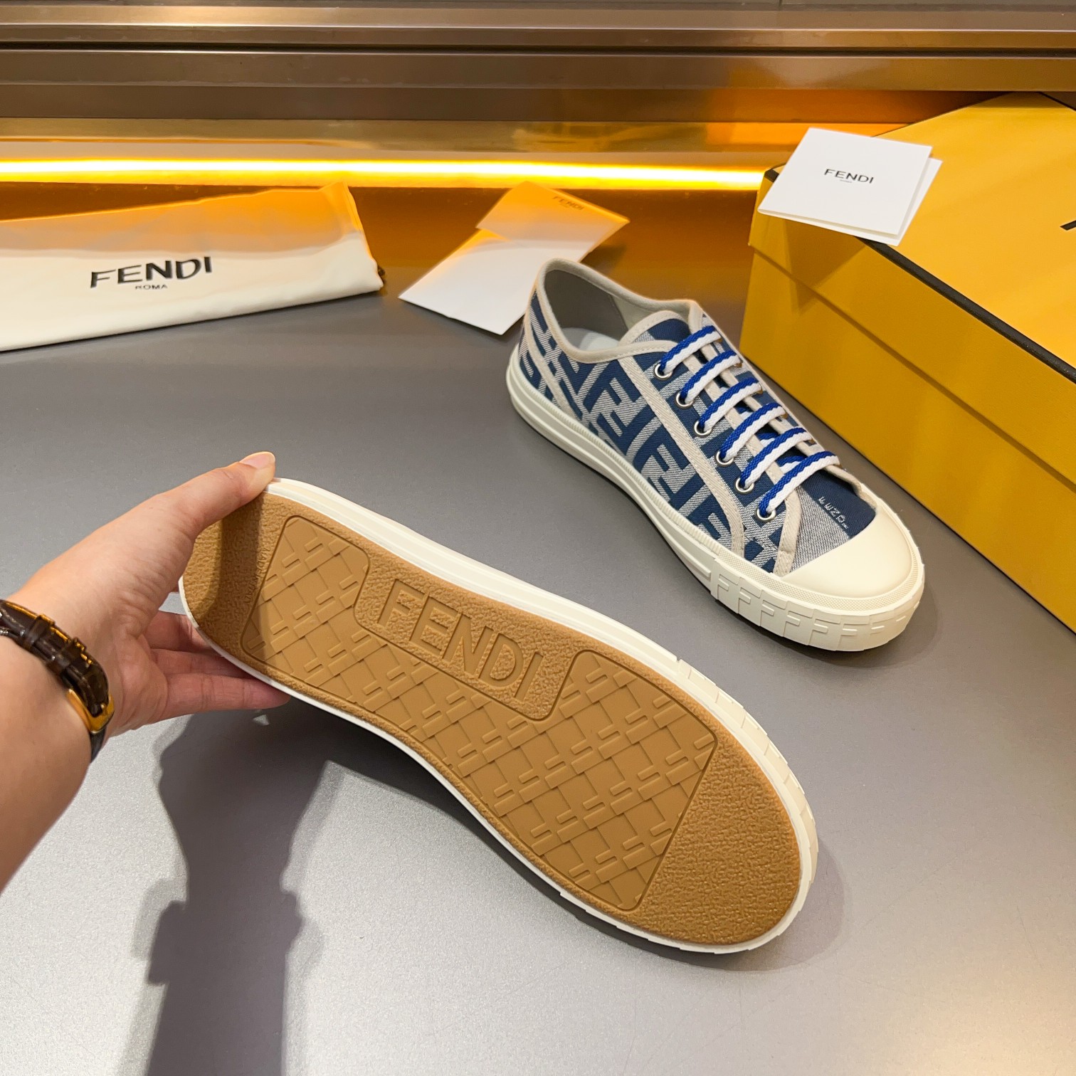 F D Primavera/Verano Pareja Casual Zapatillas de deporte con suela ondulada grabado F. Talón adornad