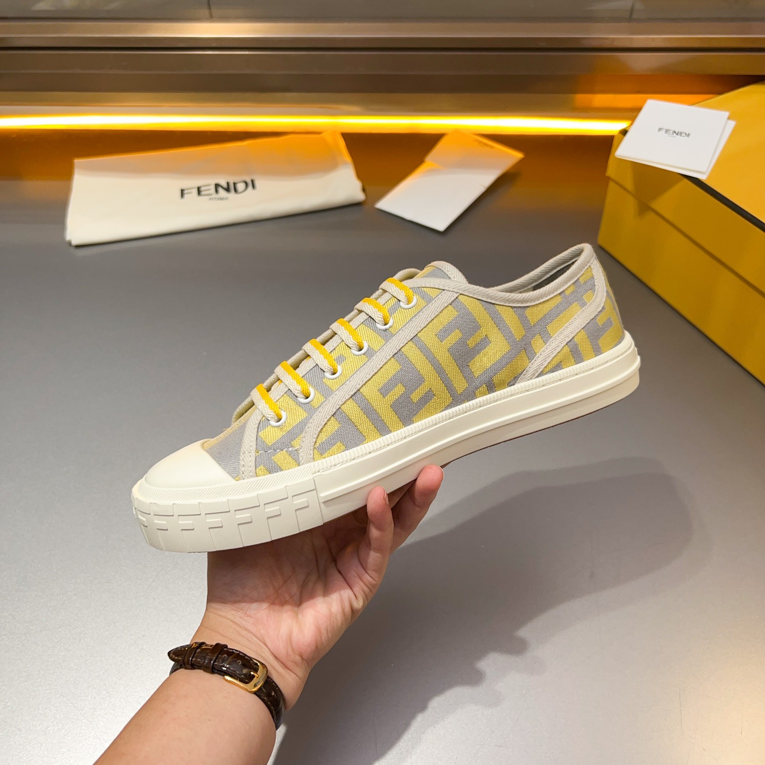 F D Primavera/Verano Pareja Casual Zapatillas de deporte con suela ondulada grabado F. Talón adornad