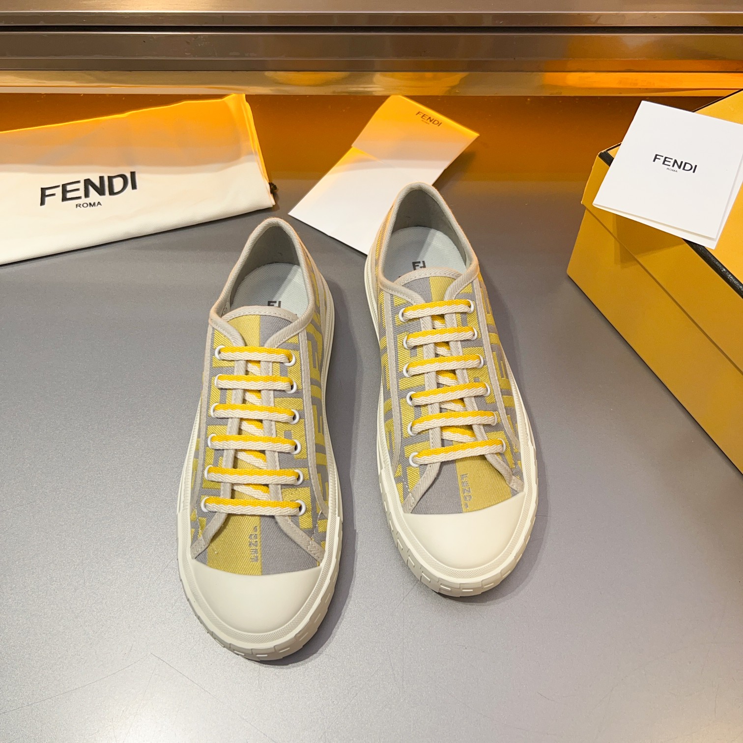 F D Primavera/Verano Pareja Casual Zapatillas de deporte con suela ondulada grabado F. Talón adornad