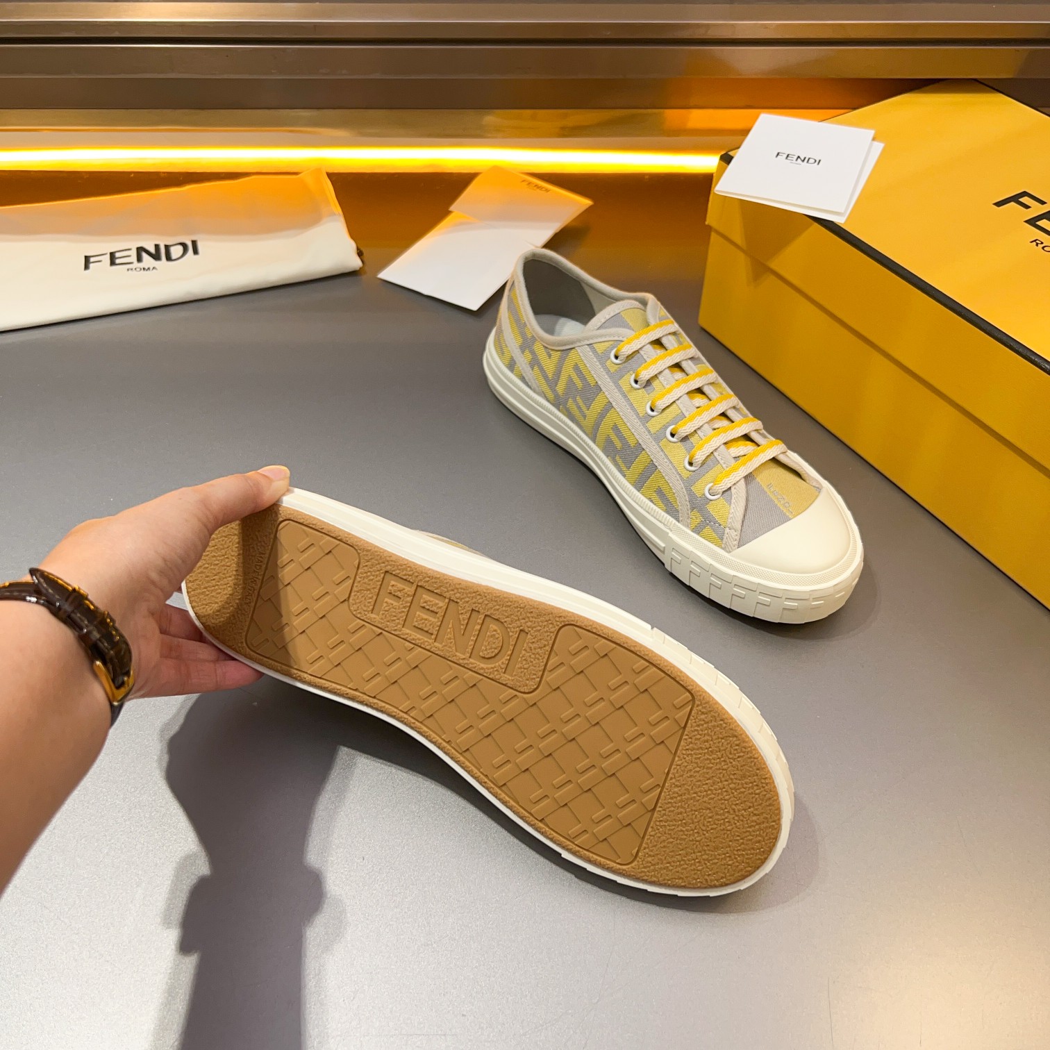 F D Primavera/Verano Pareja Casual Zapatillas de deporte con suela ondulada grabado F. Talón adornad